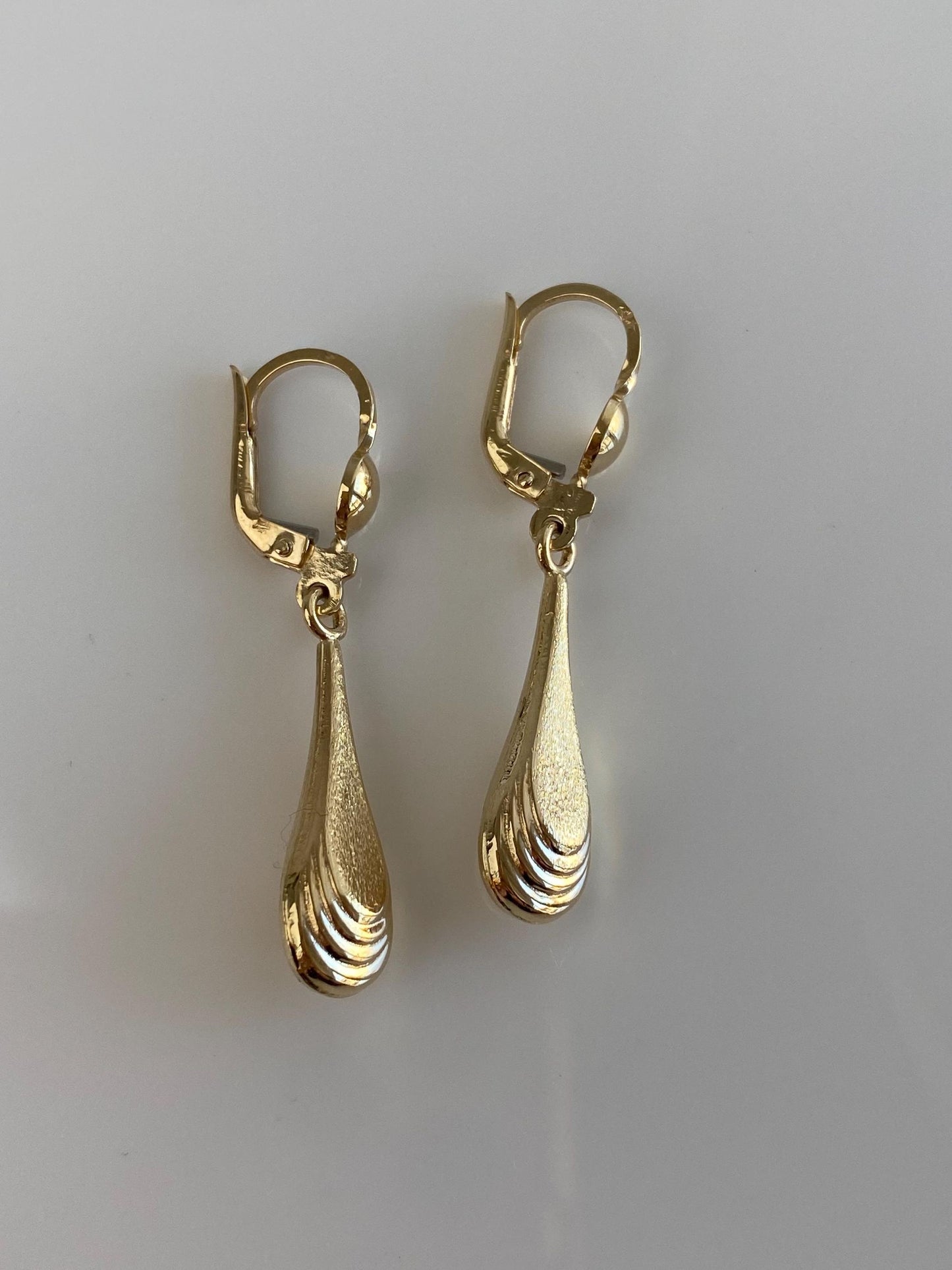 Vintage 14k Yellow Gold Fluted Teardrop Dangle Earrings