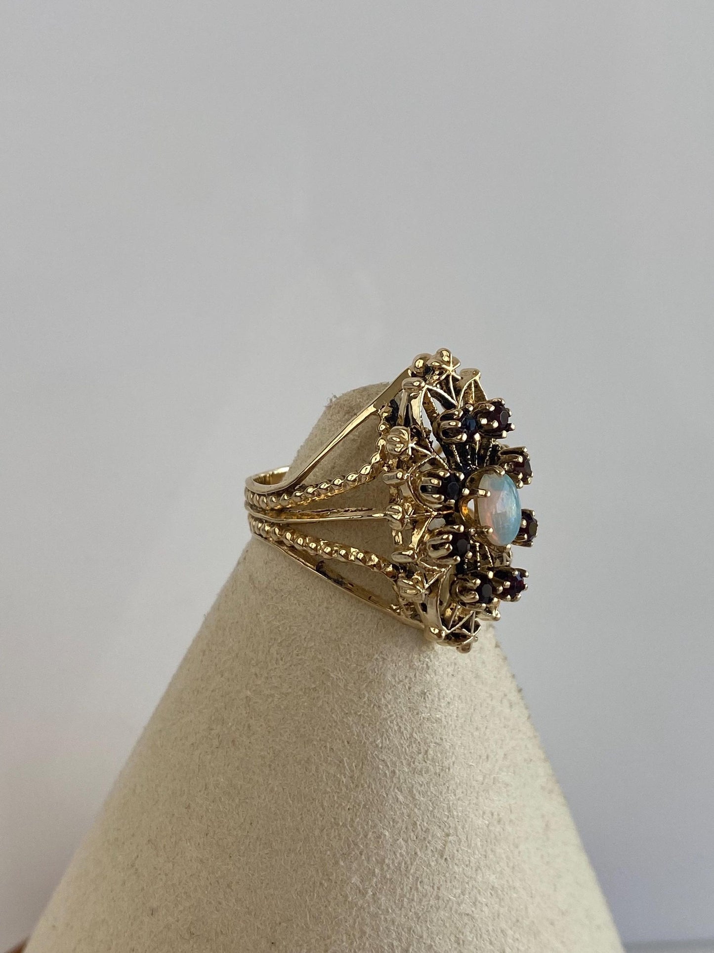 Vintage Solid 14k Yellow Gold Garnet Halo Opal Stars Ring - Size 6.25