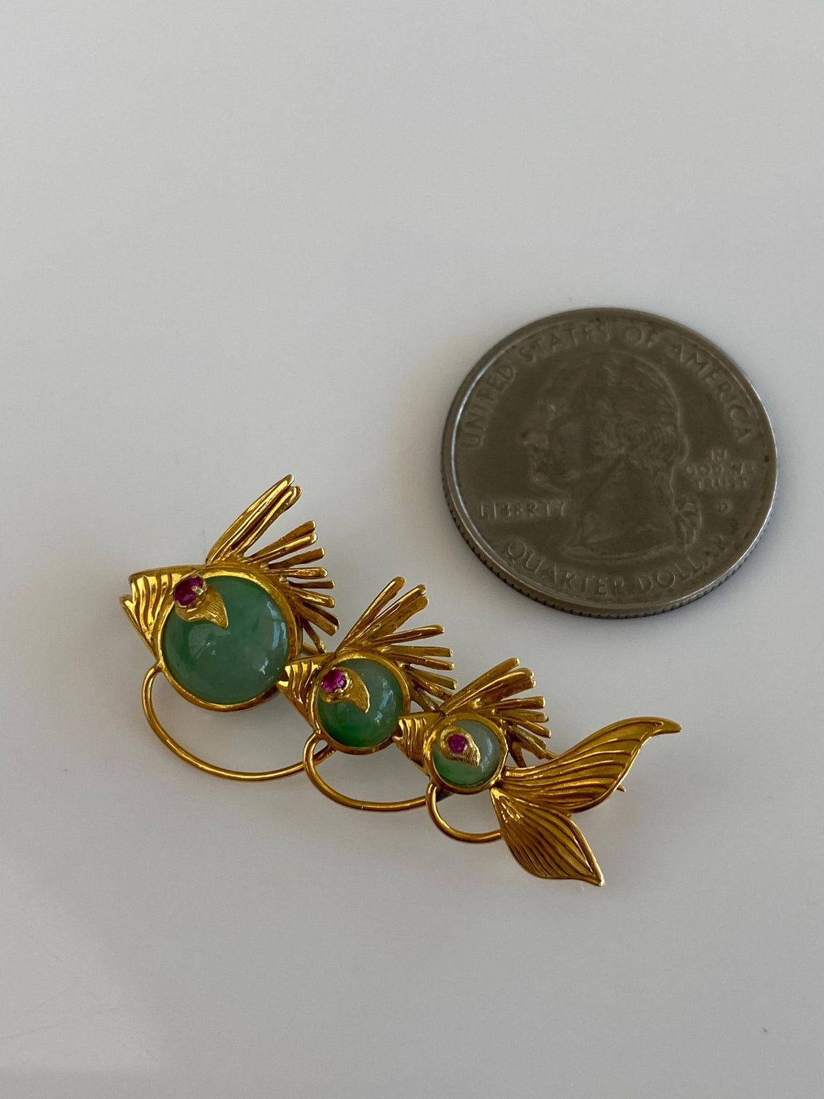 Vintage Solid 14k Yellow Gold Jade Pink Spinel School of Fish Brooch Pin
