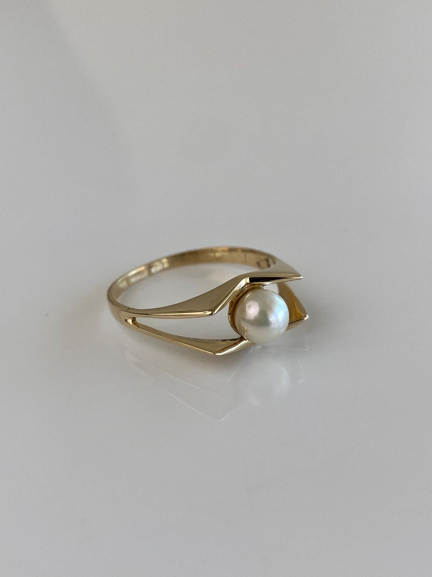 Vintage Solid 14k Yellow Gold Pearl Ring - Size 8.5