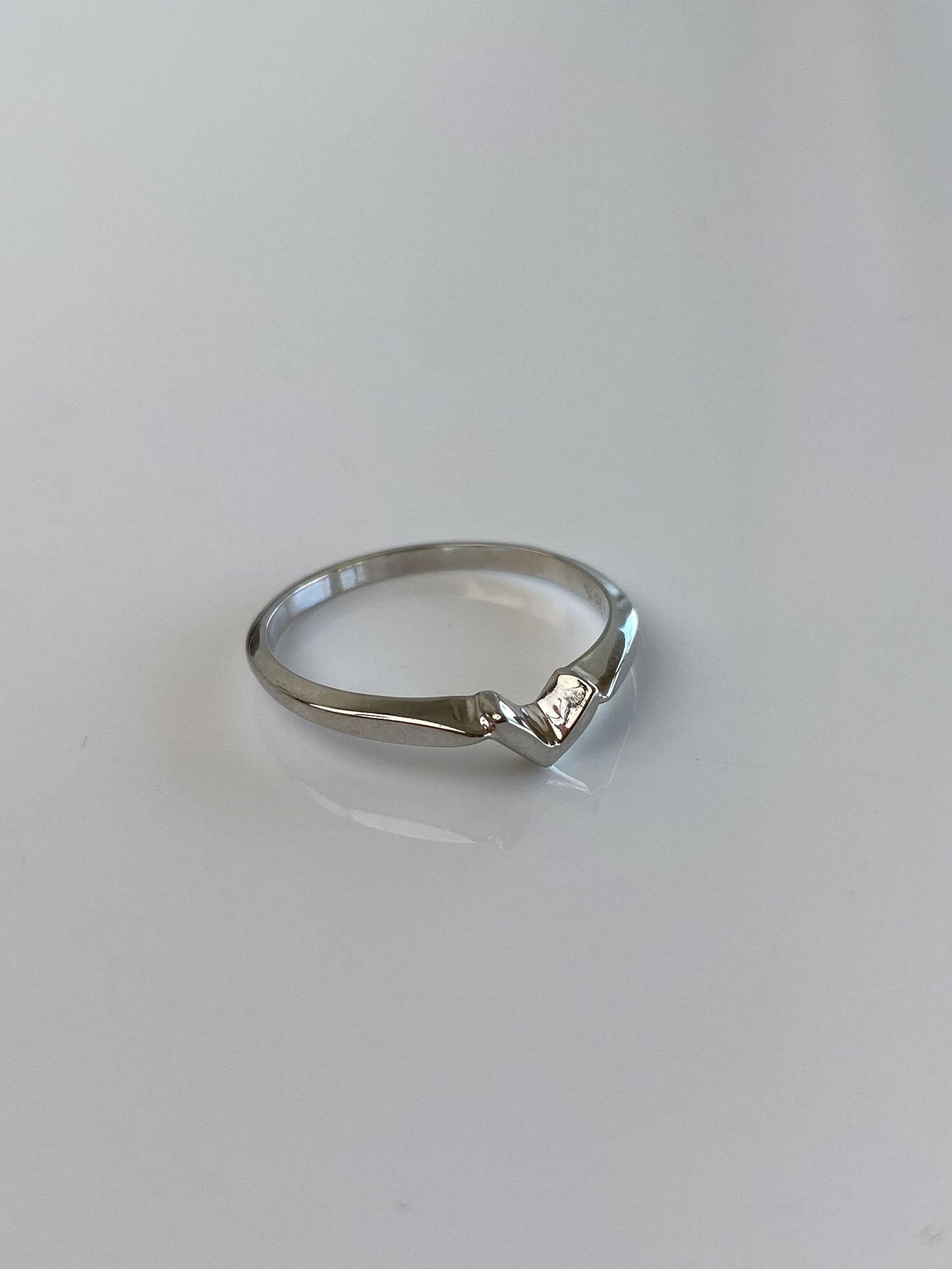 Vintage Solid 18k White Gold V Chevron Ring Band - Size 6.75