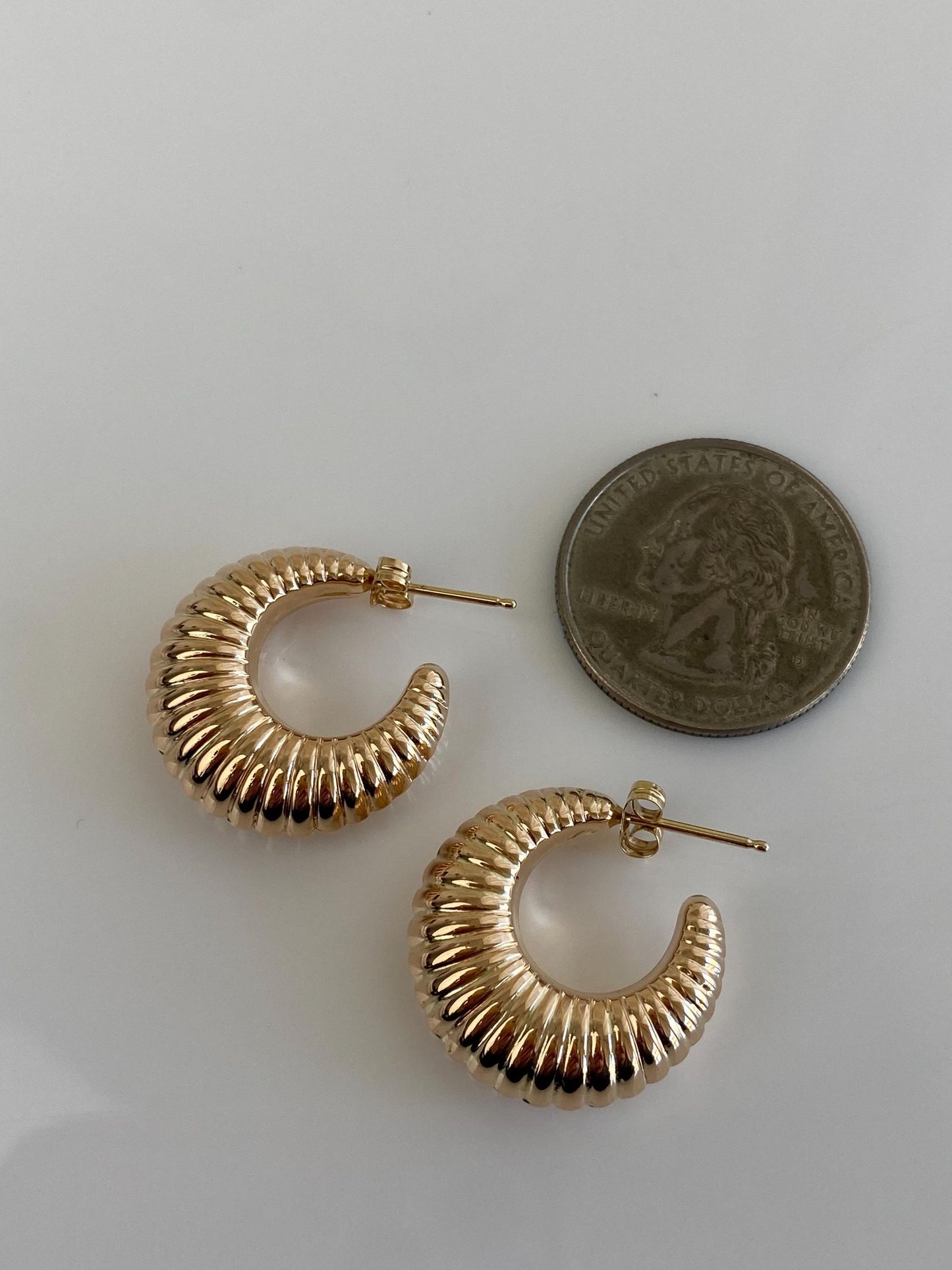 Vintage 14k Yellow Gold Chunky Scalloped Hoop Earrings