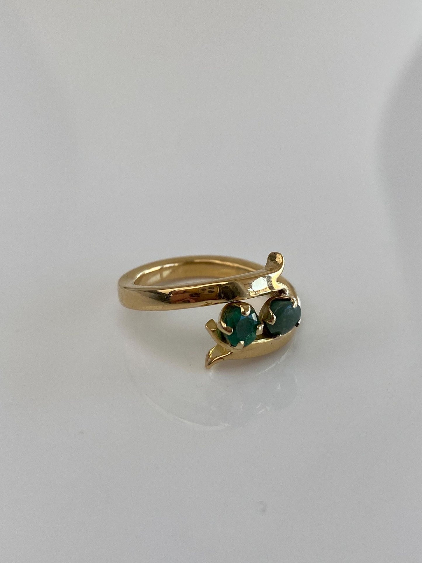 Vintage Solid 18k Yellow Gold Emerald & Jade Twist Ring - Size 5.5
