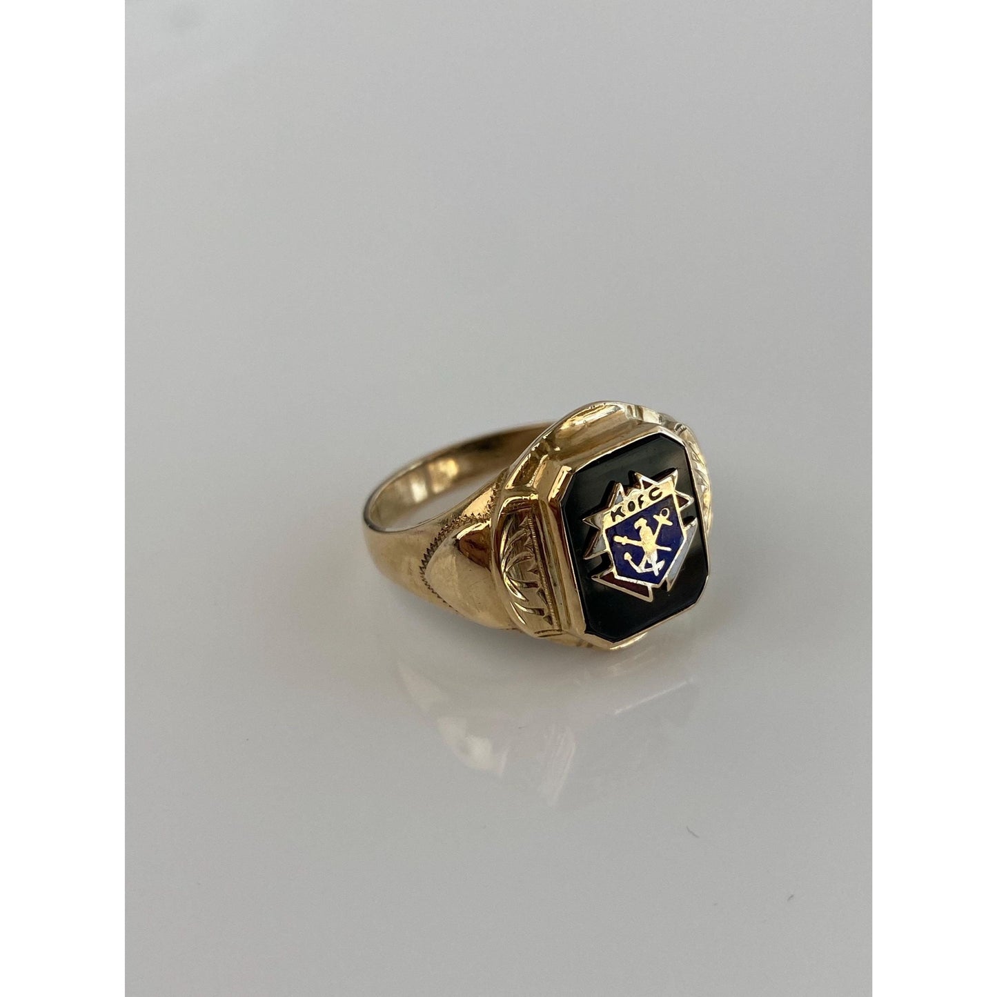 Vintage Solid 10k Yellow Gold Black Onyx Crest Signet Ring - Size 9.5