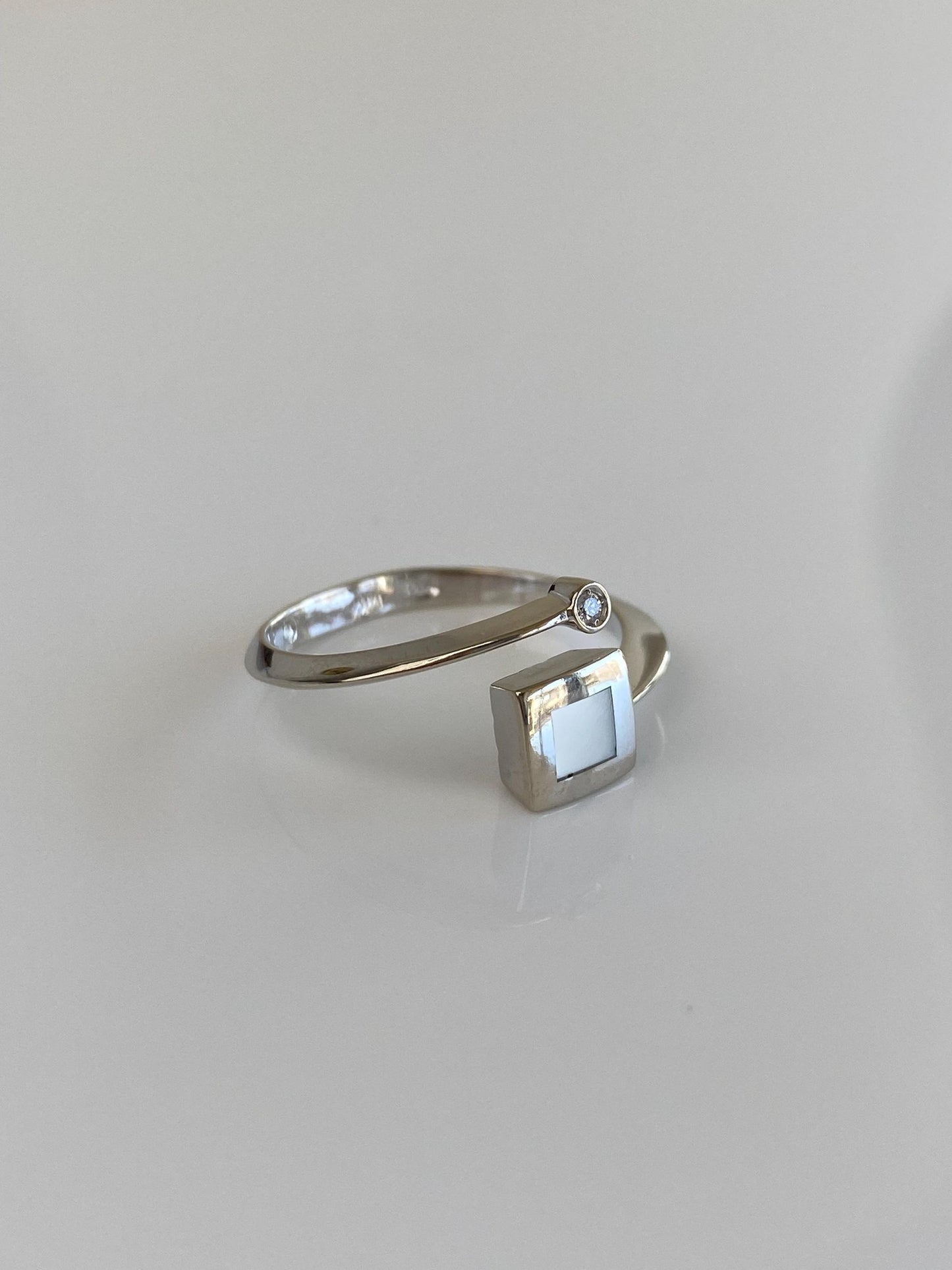 Vintage Solid 14k White Gold Clear Cubic Zirconia Mother of Pearl Bypass Ring - Size 6.75