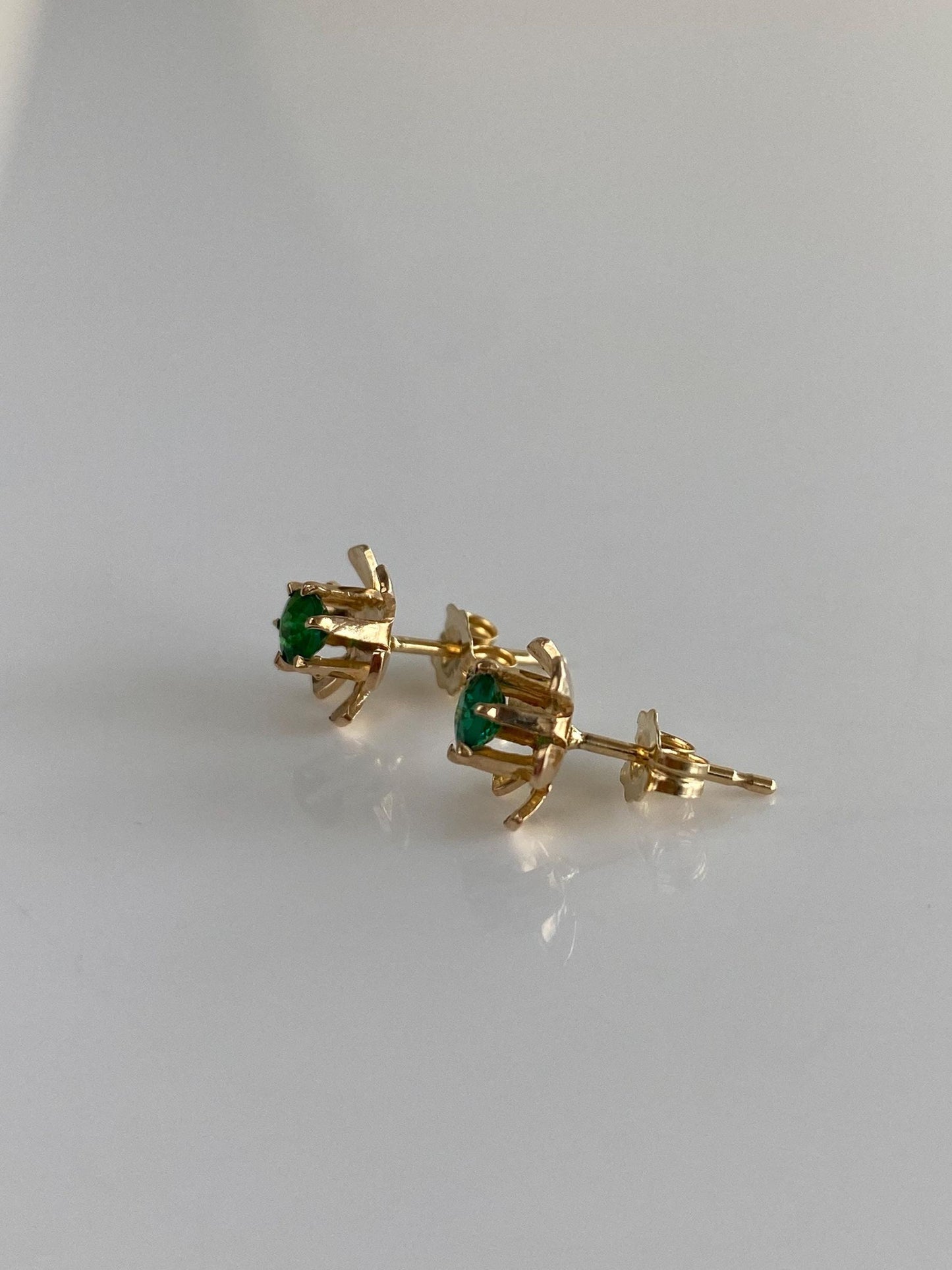 Vintage Solid 10k Yellow Gold Green Cubic Zirconia Flower Stud Earrings