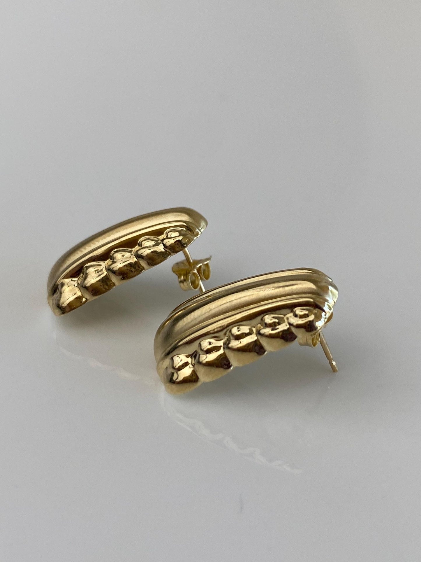 Vintage 14k Yellow Gold Fluted Scalloped Design Drop Earrings