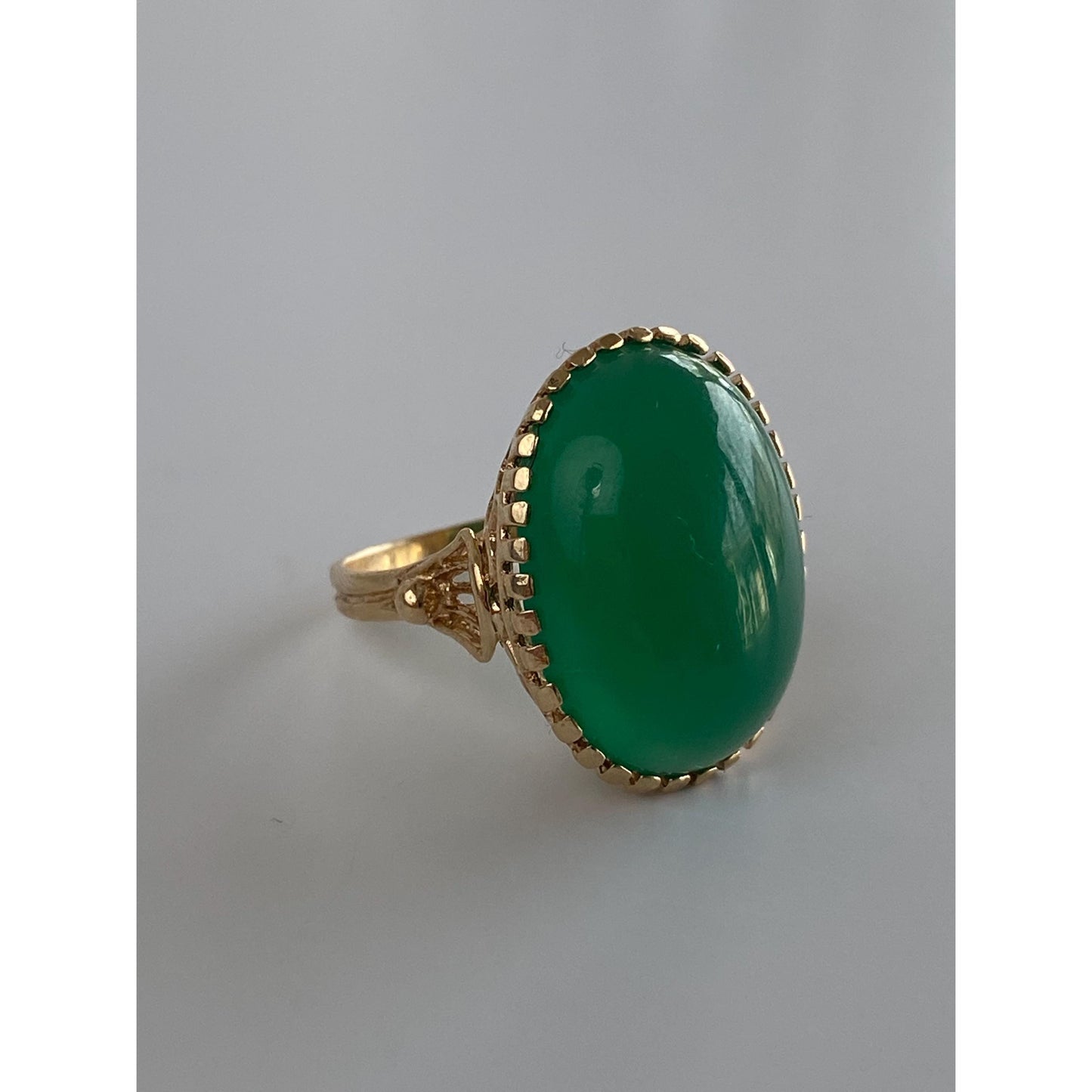 Vintage Solid 14k Yellow Gold Green Chalcedony Cabochon Ring - Size 4.75