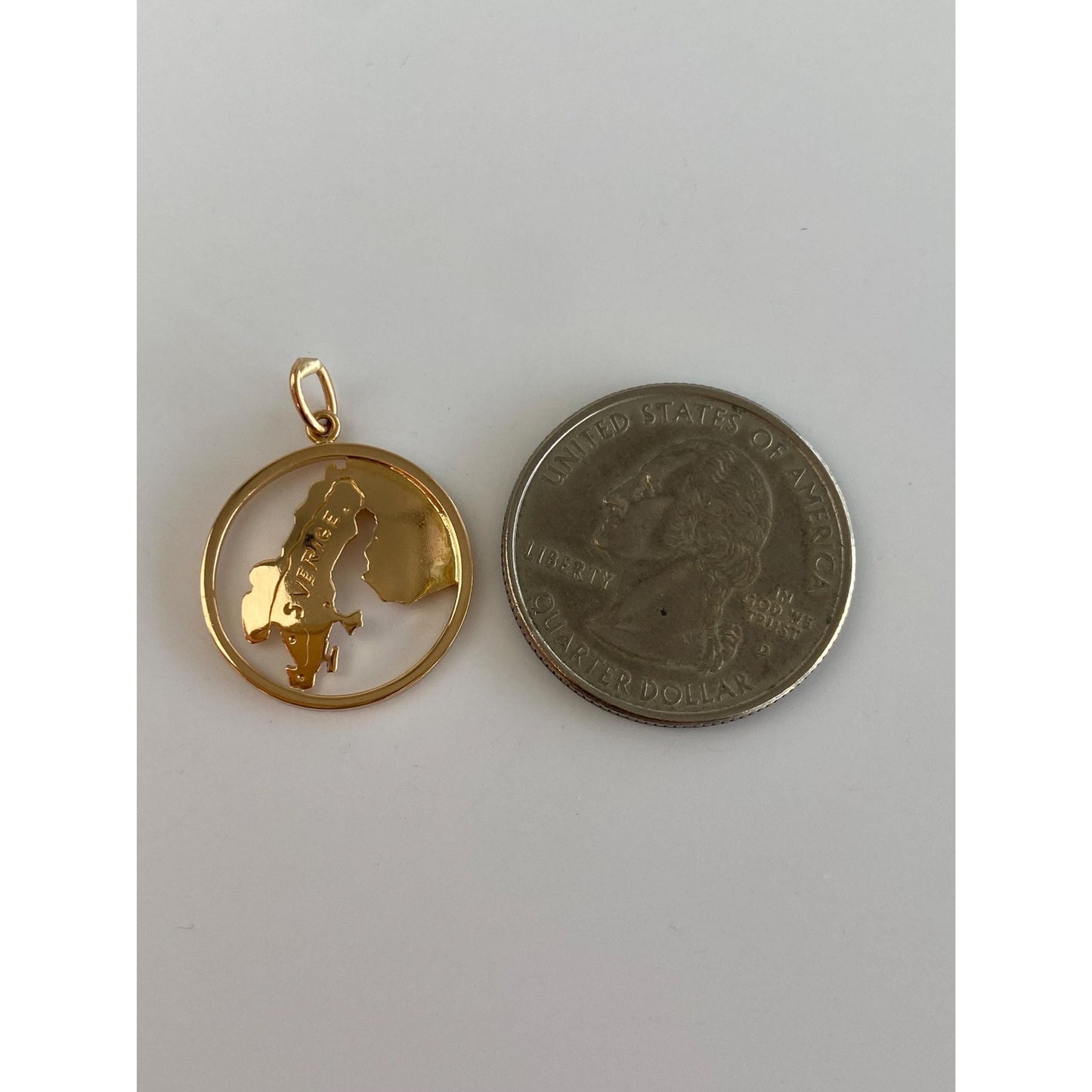 Vintage Solid 18k Rosey Gold Sverige Charm