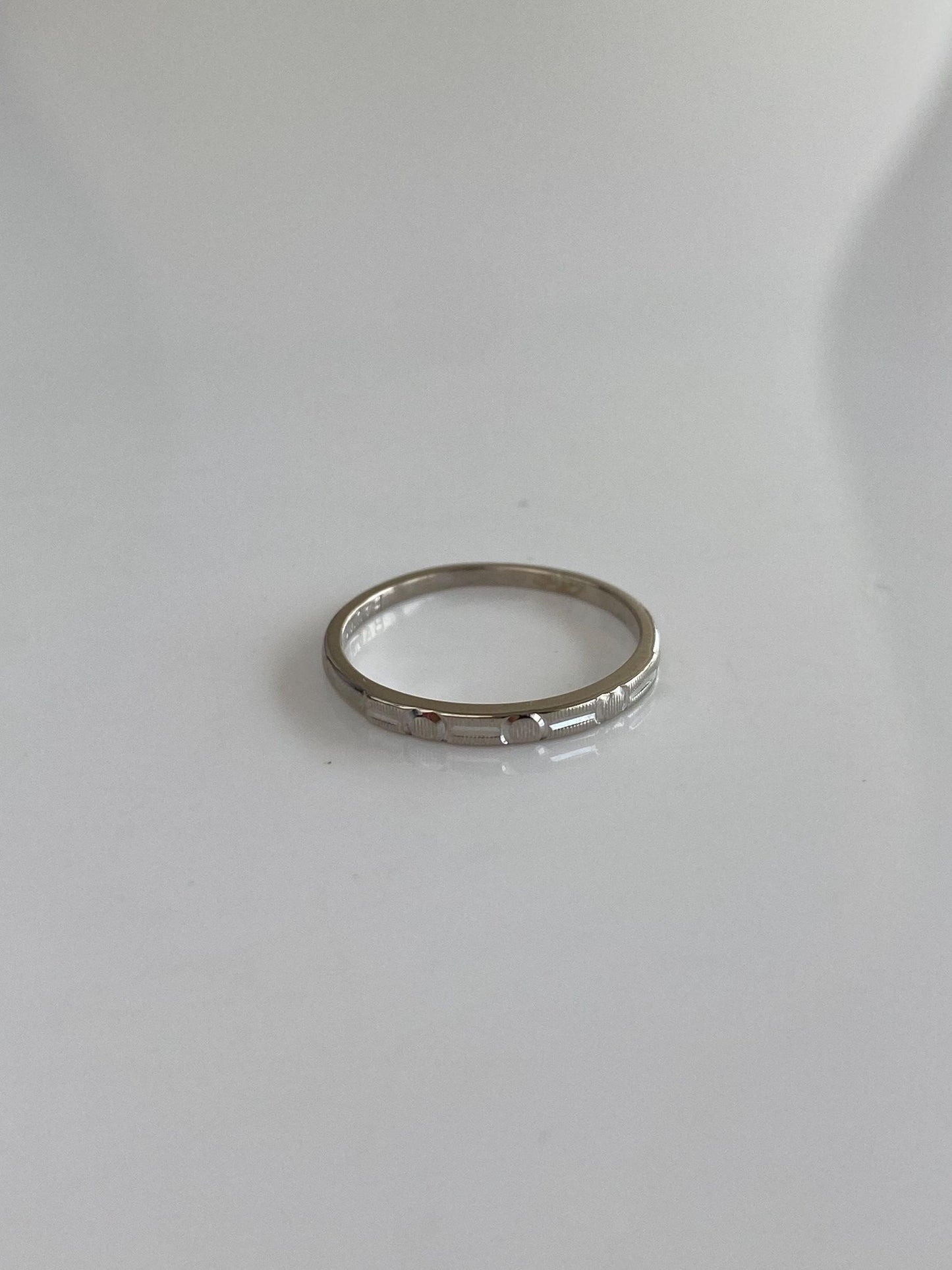 Vintage Solid 14k White Gold Slim Designed Ring Band - Size 5