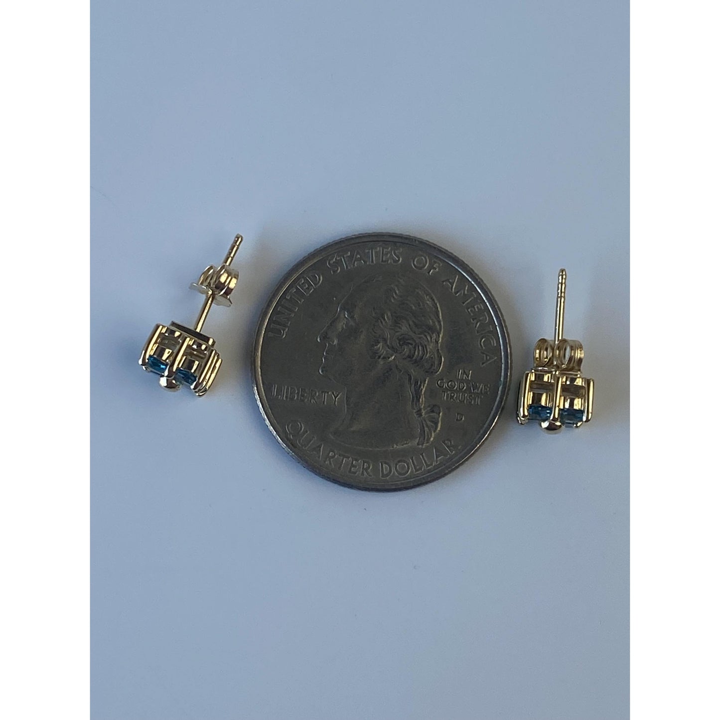 Vintage Solid 14k Yellow Gold Bright Blue Aquamarine Grid Stud Earrings