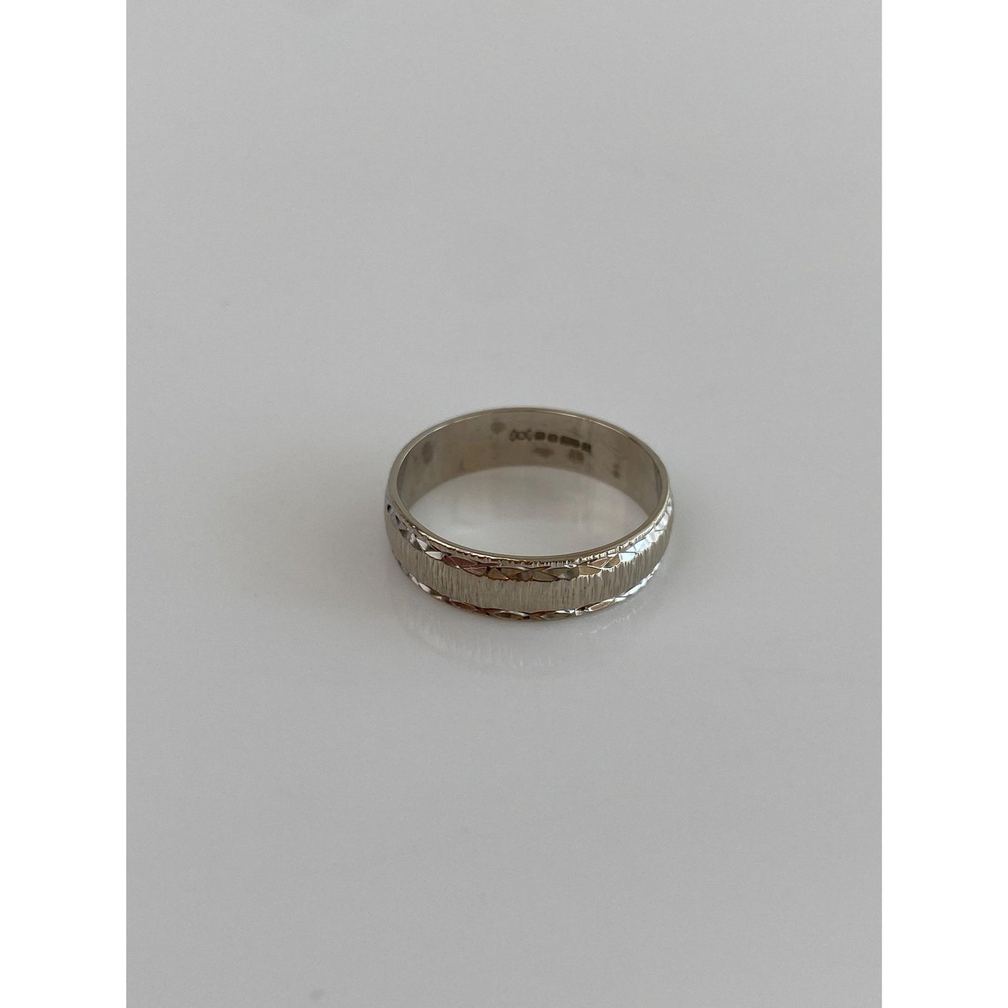 Vintage Solid 18k White Gold Diamond Cut Ring Band - Size 6.5