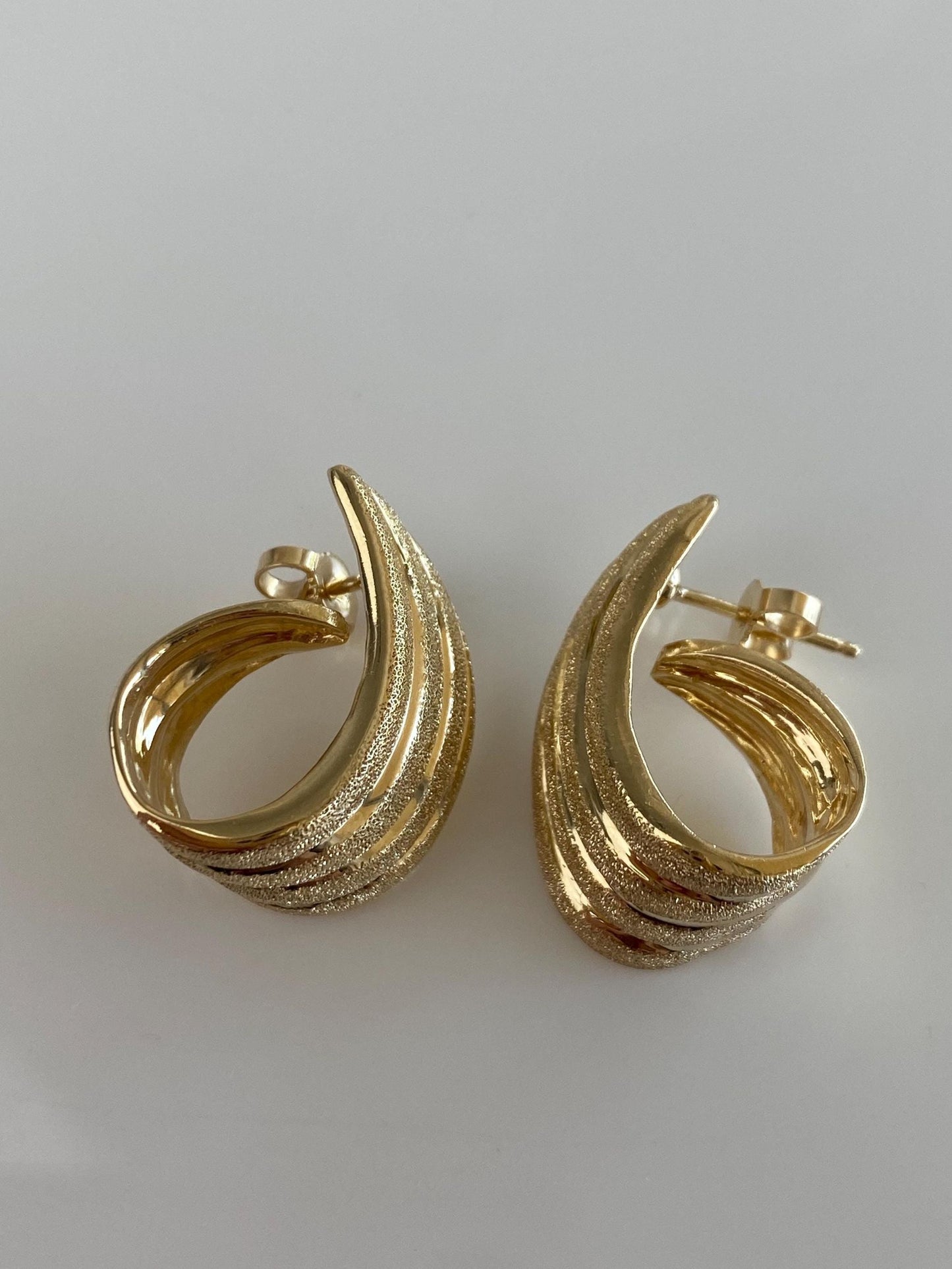 Vintage Solid 14k Yellow Gold Sparkly Lined Swoop Drop Earrings