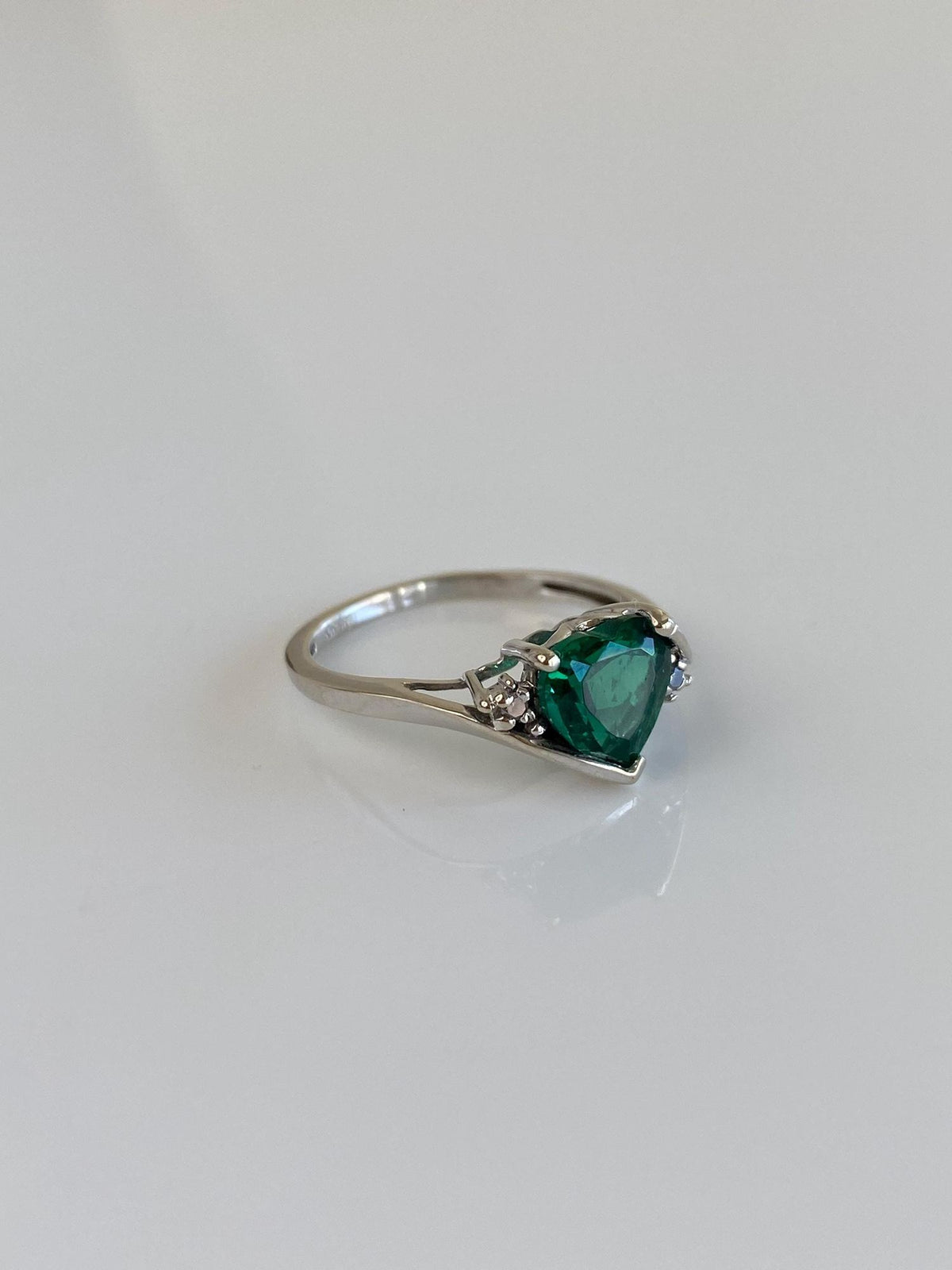 Vintage Solid 10k White Gold Emerald Heart Diamonds Ring - Size 5.75