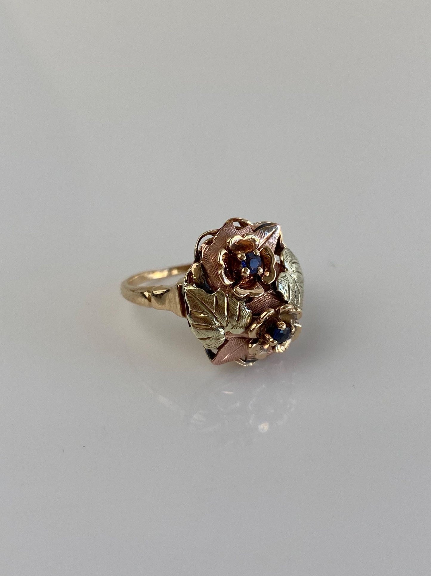 Vintage Solid 14k Tri Tone Gold Blue Sapphire Flower Leaves Ring - Size 6