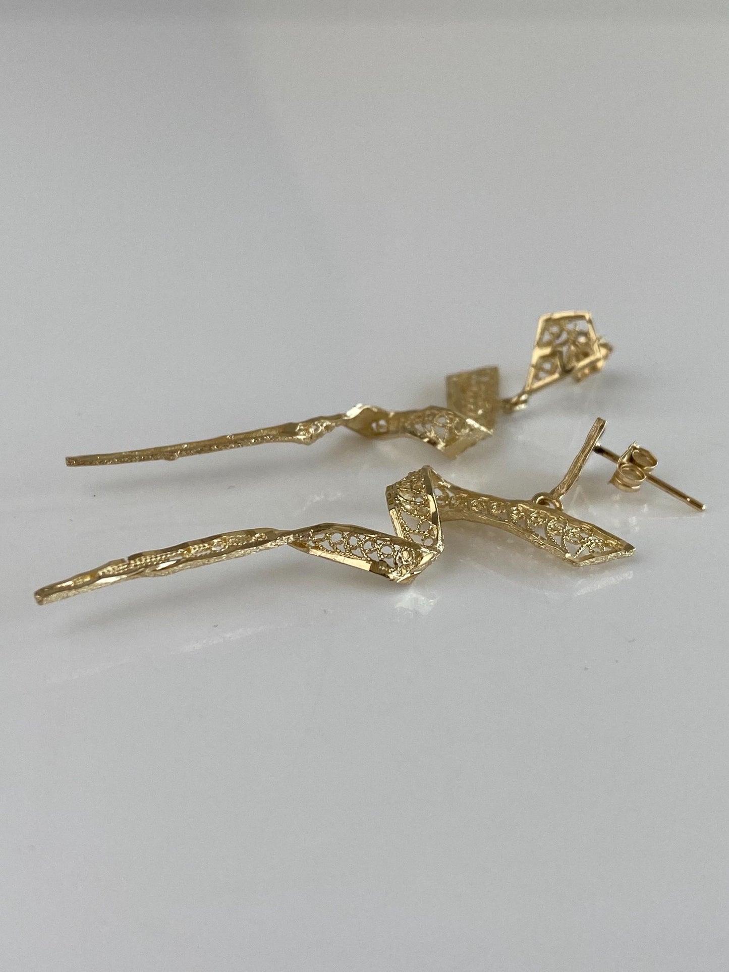 Vintage Solid 14k Yellow Gold Filigree Ribbon Dangle Stud Earrings
