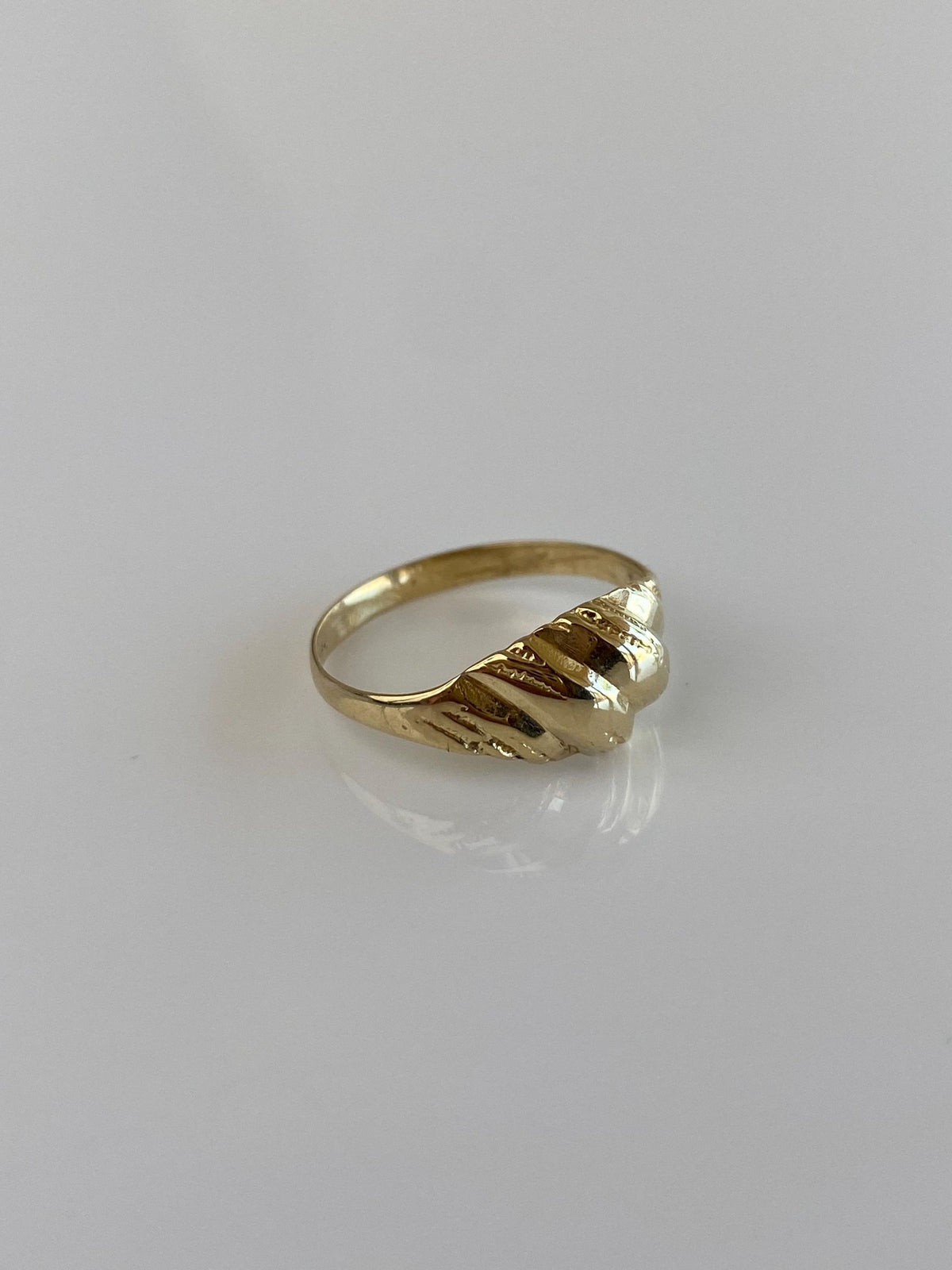 Solid 14k Yellow Gold Scalloped Style Ring - Size 4.75