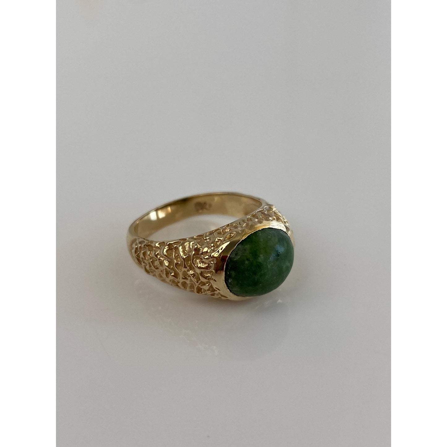 Vintage Solid 10k Yellow Gold Green Stone Textured Ring - Size 8.75