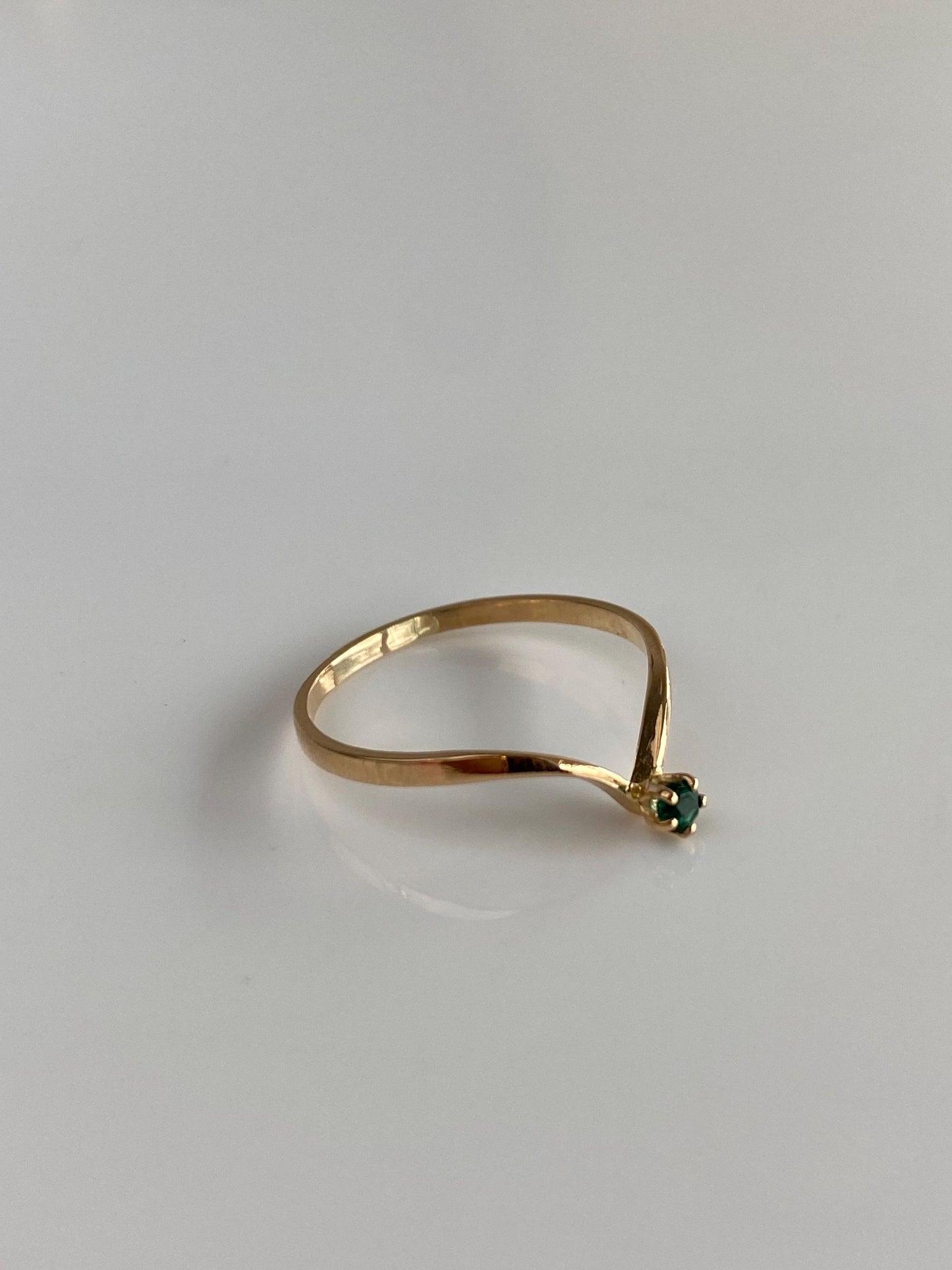 Vintage Solid 18k Yellow Gold Emerald Chevron Ring - Size 5.75