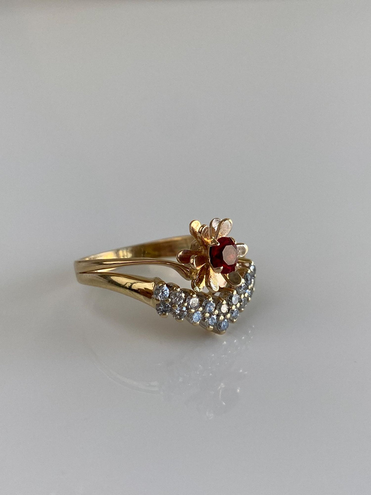 Vintage Solid 14k Yellow Gold Red & Clear Cubic Zirconia Flower Chevron Ring - Size 9.25