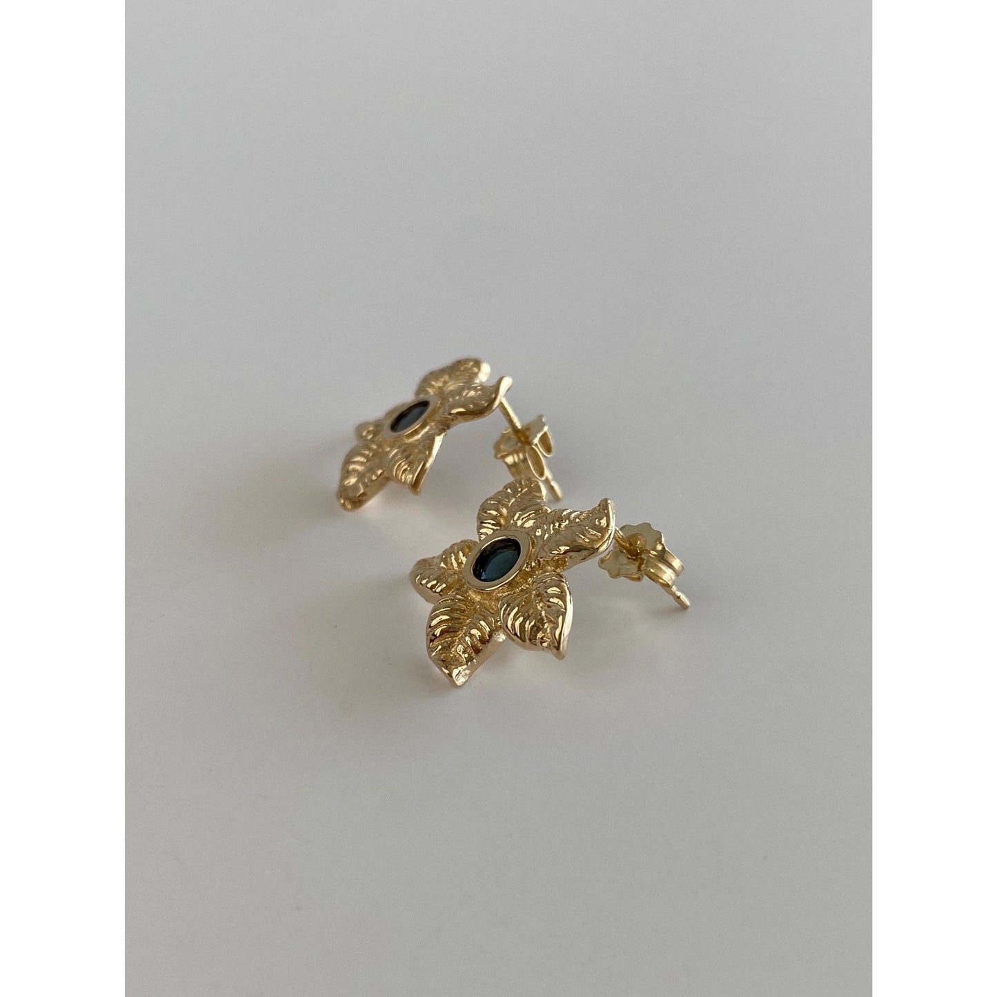 Vintage Solid 14k Yellow Gold Dark Blue Spinel Flower Stud Earrings
