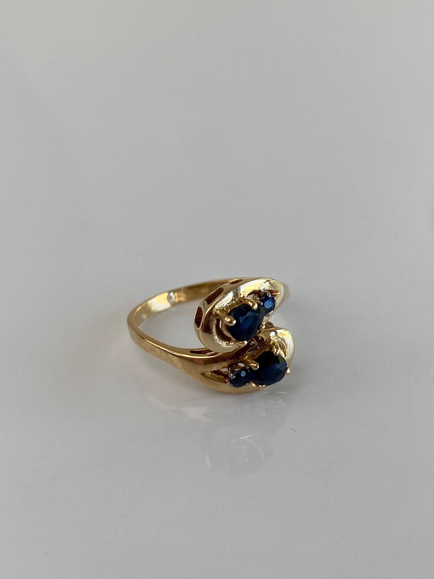 Vintage Solid 18k Yellow Gold Blue Sapphire Twist Ring - Size 5.5