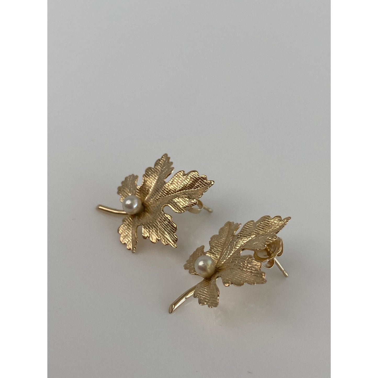 Vintage Solid 14k Yellow Gold Pearl Maple Leaf Stud Earrings