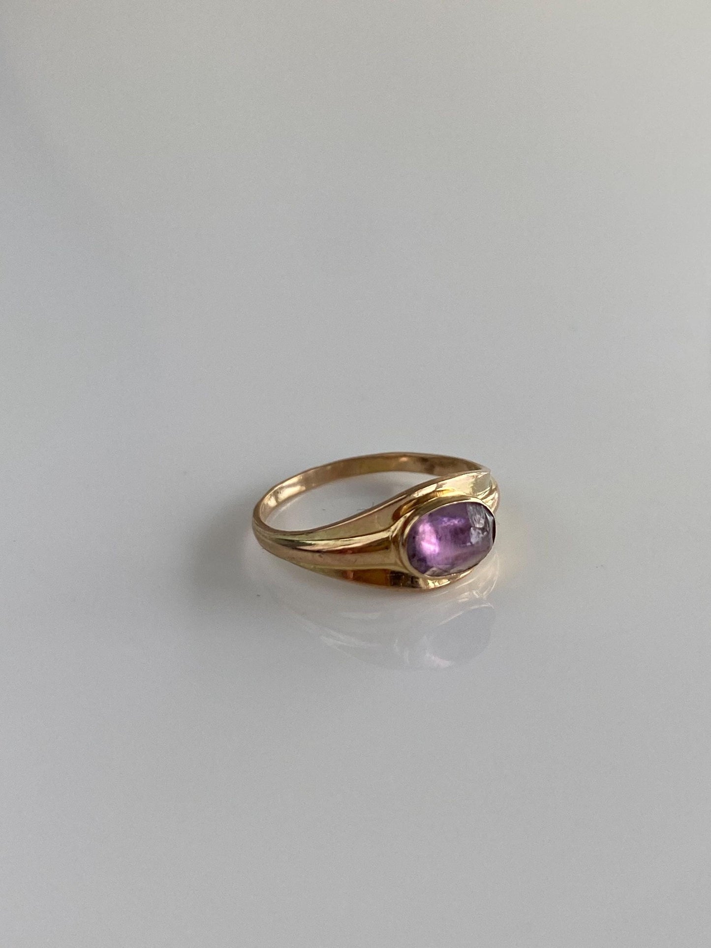 Vintage Solid 10k Yellow Gold Purple Cubic Zirconia Cabochon Signet Ring - Size 2.75