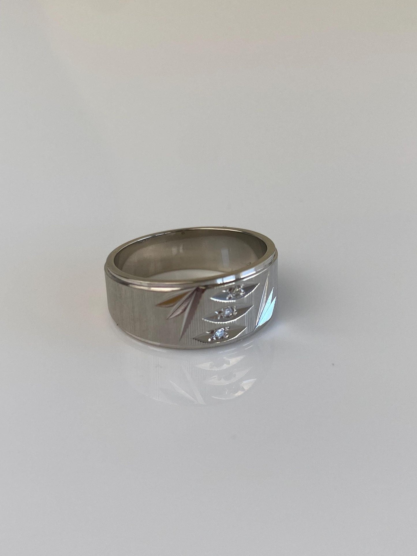 Vintage Solid 14k White Gold Diamond Diamond Cut Ring Band - Size 5.75