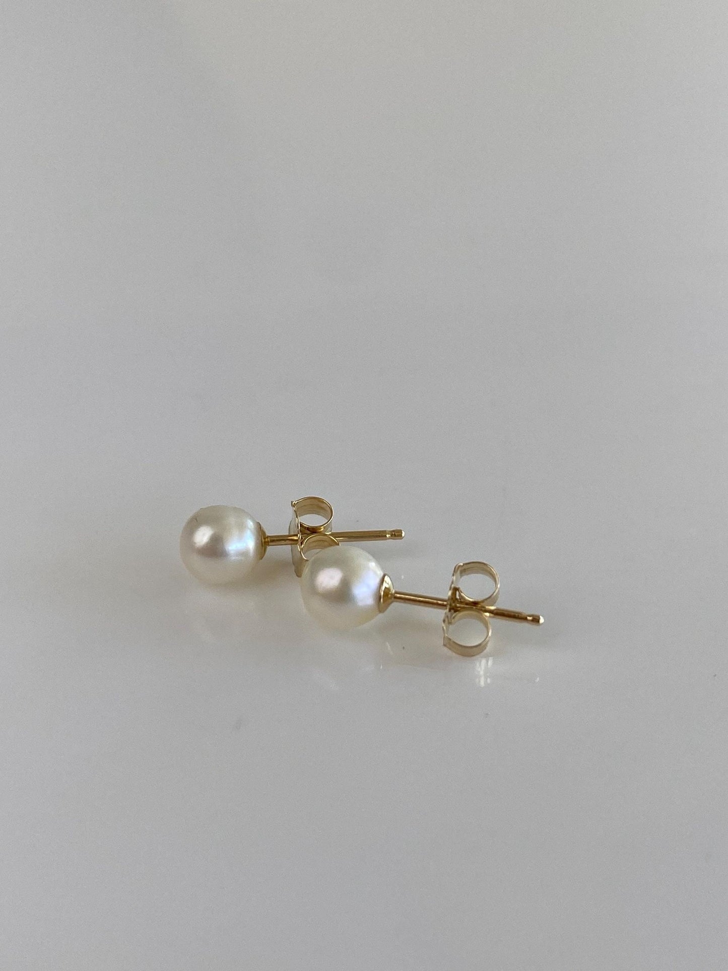 Vintage Solid 14k Yellow Gold Pearl Stud Earrings