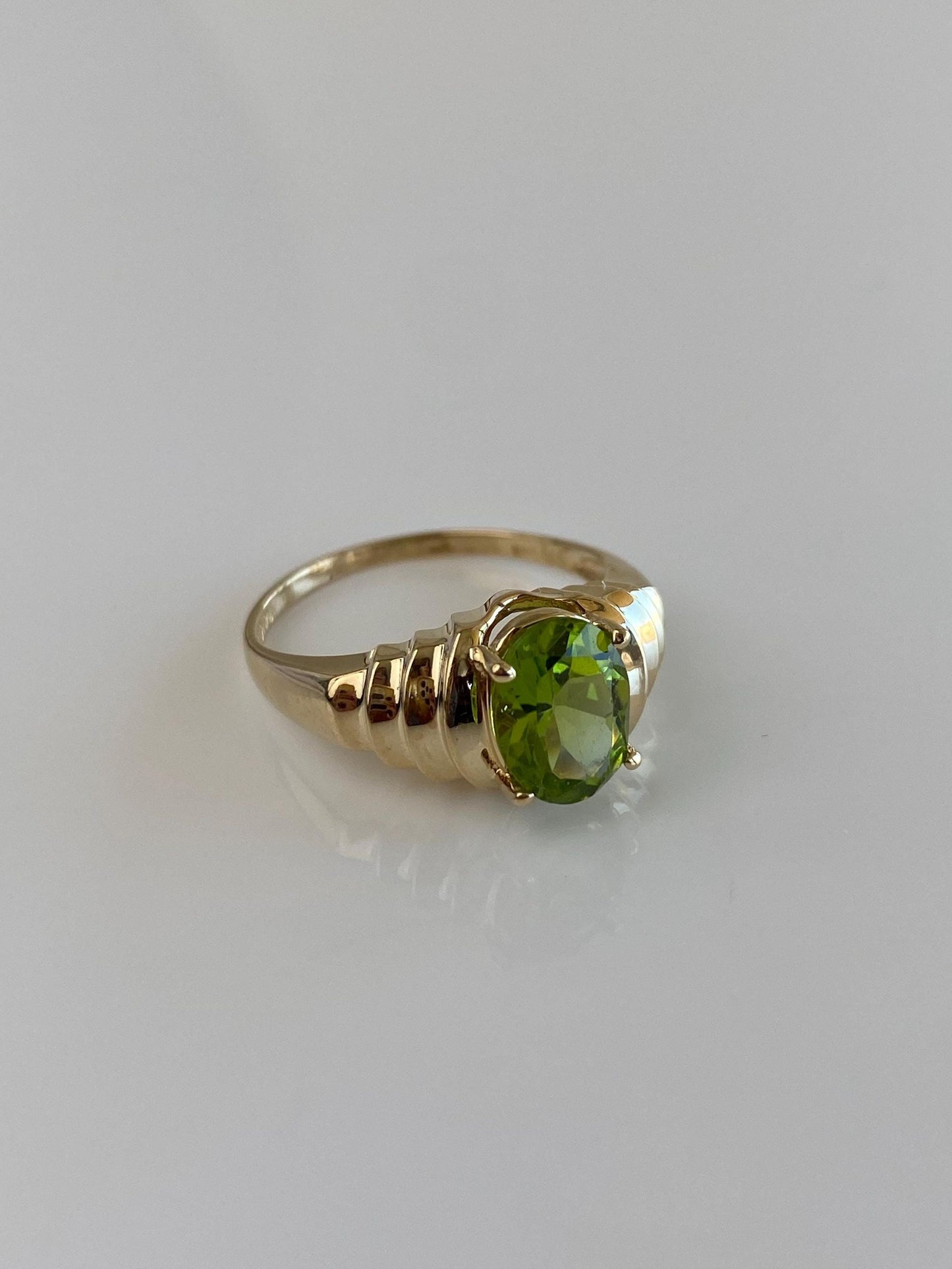 Solid 14k Yellow Gold Peridot Scalloped Ring - Size 7.75