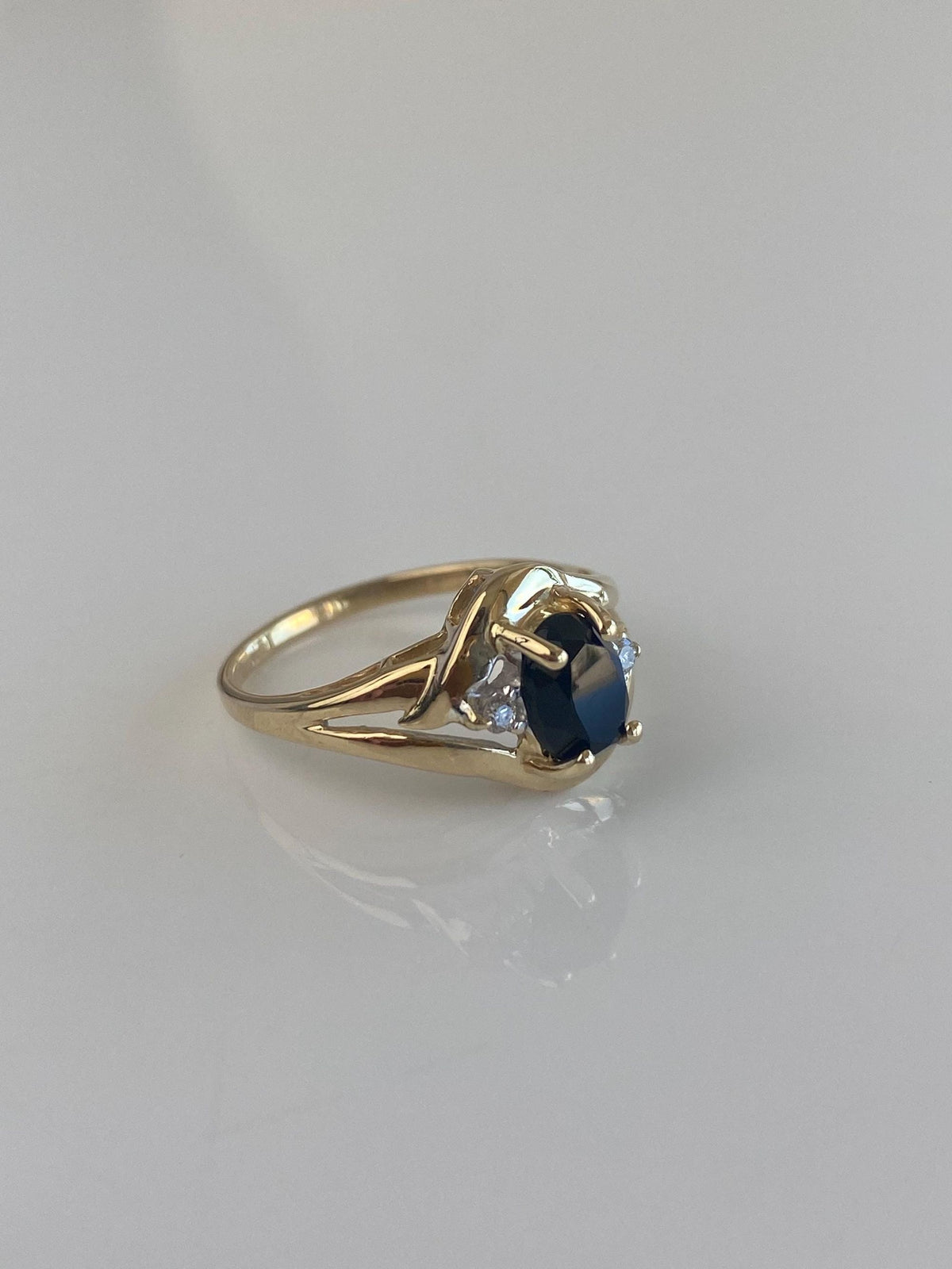Vintage Solid 14k Yellow Gold Diamond Onyx Ring - Size 5.75