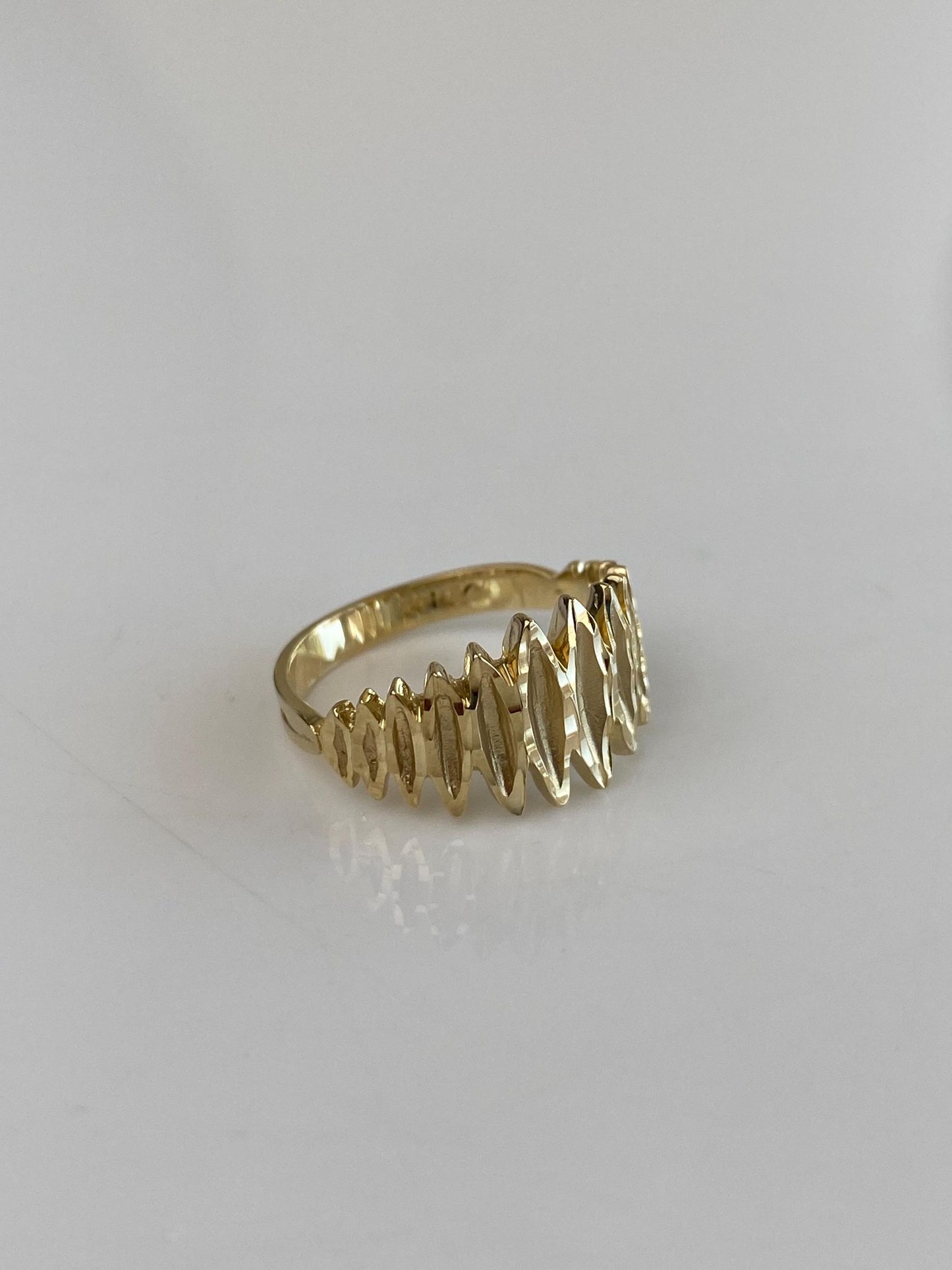 Vintage Solid 14k Yellow Gold Diamond Cut Ring Band - Size 5.75