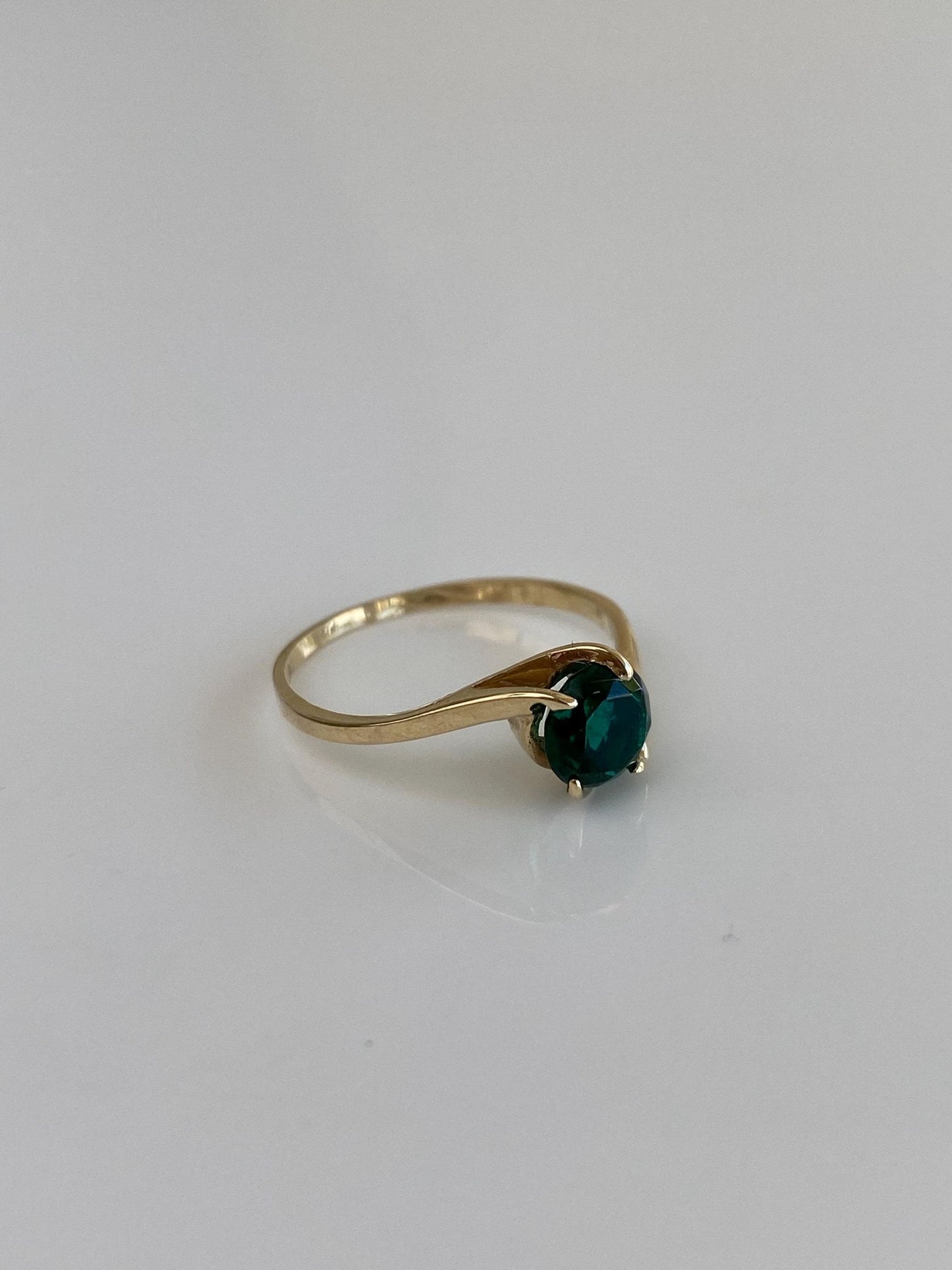 Vintage Solid 9k Yellow Gold Dark Green Cubic Zirconia Twist Ring - Size 6