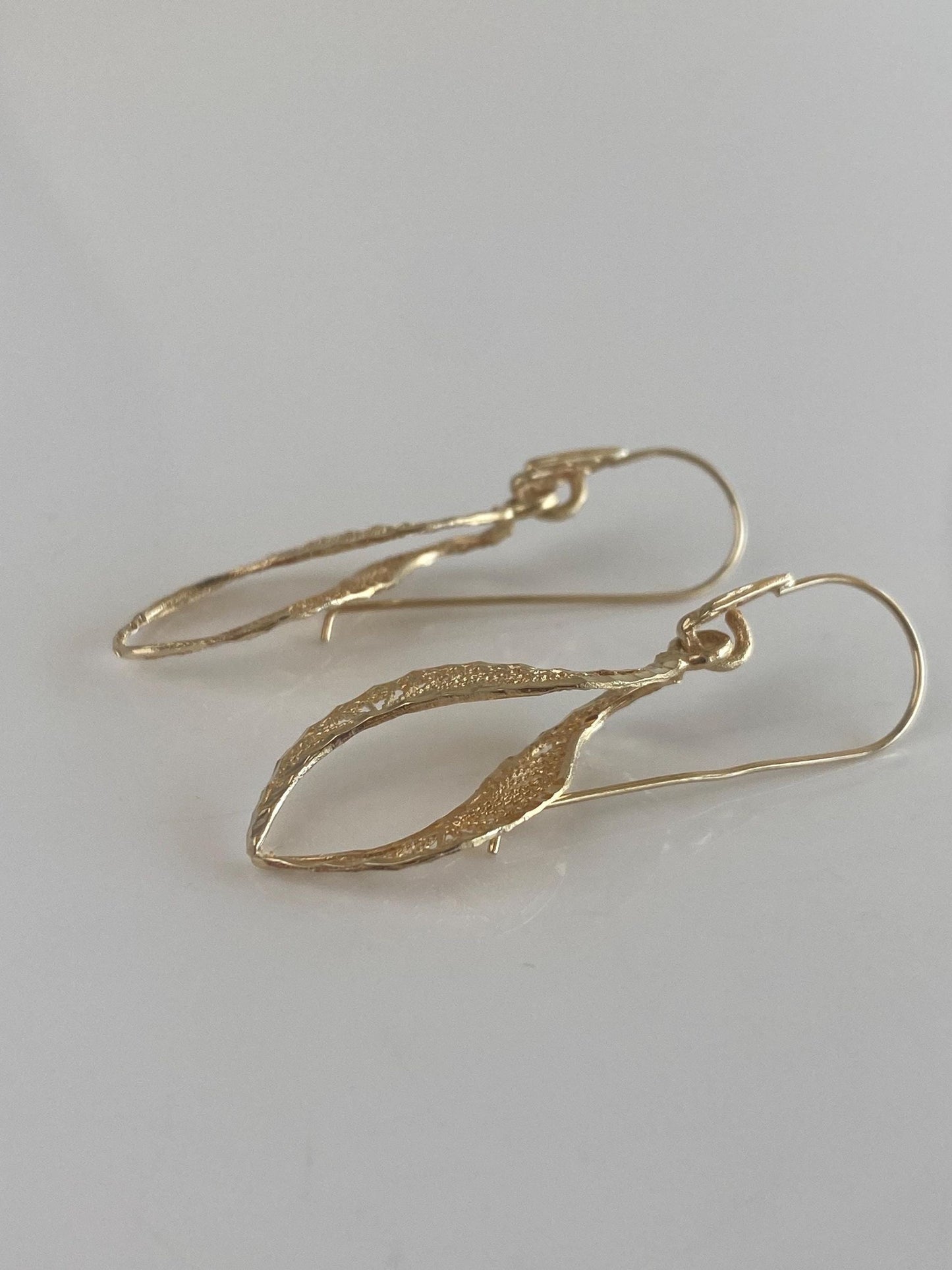 Vintage Solid 14k Yellow Gold Diamond Cut Filigree Spiral Dangle Earrings