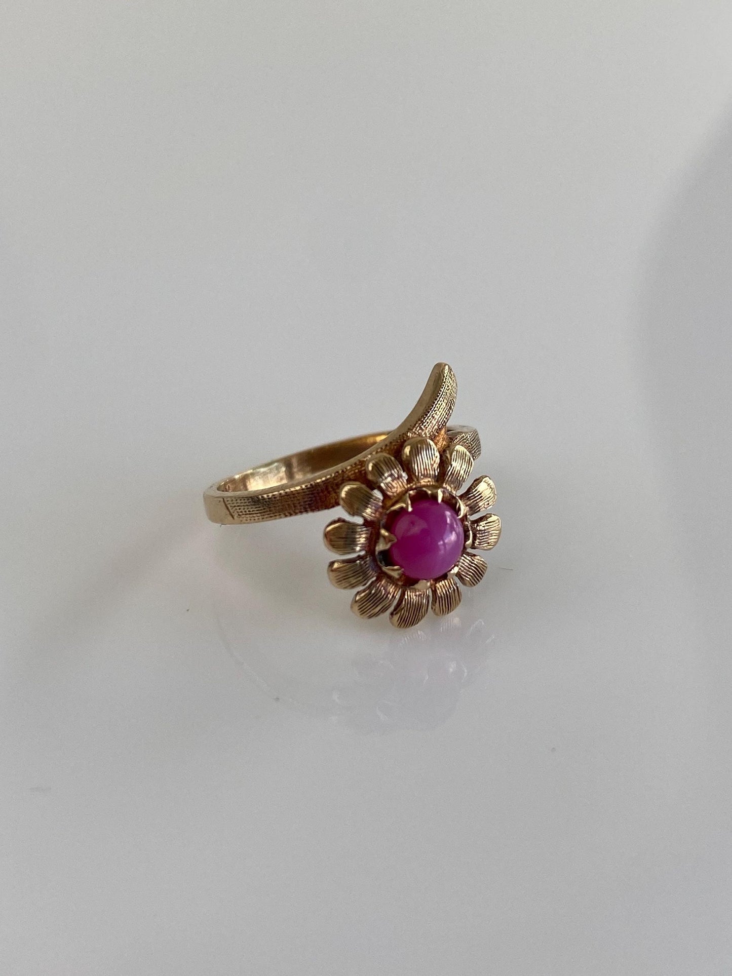Vintage Solid 10k Yellow Gold Pink Star Sapphire Flower Ring - Size 3.75