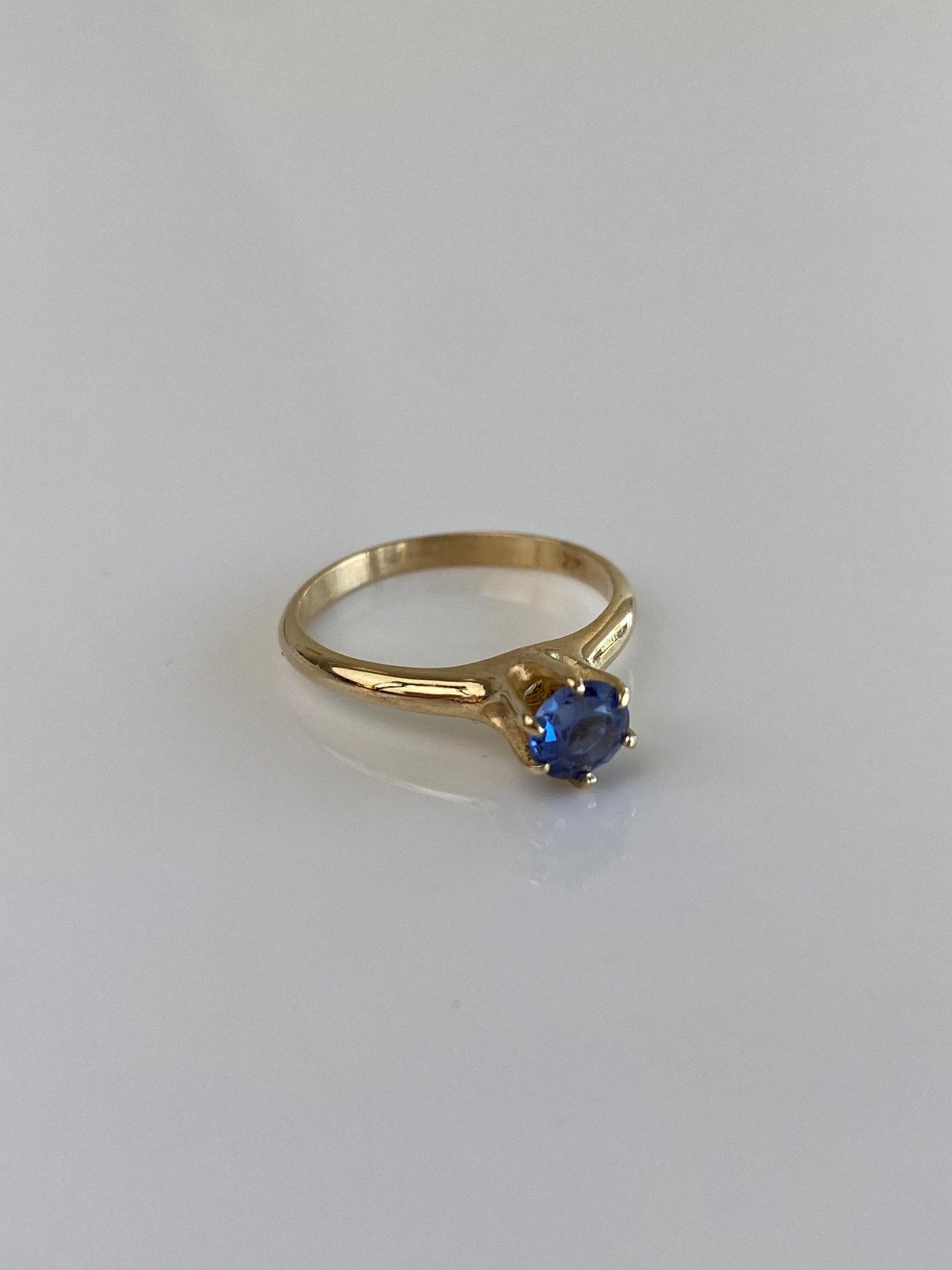 Vintage Solid 14k Yellow Gold Dusty Blue Sapphire Ring - Size 5.75