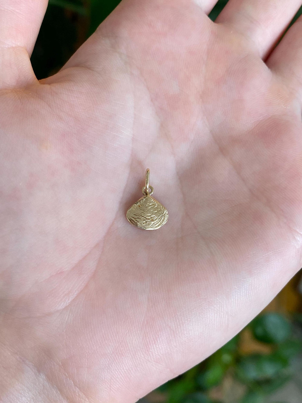 Vintage Solid 14k Yellow Gold Shell Charm