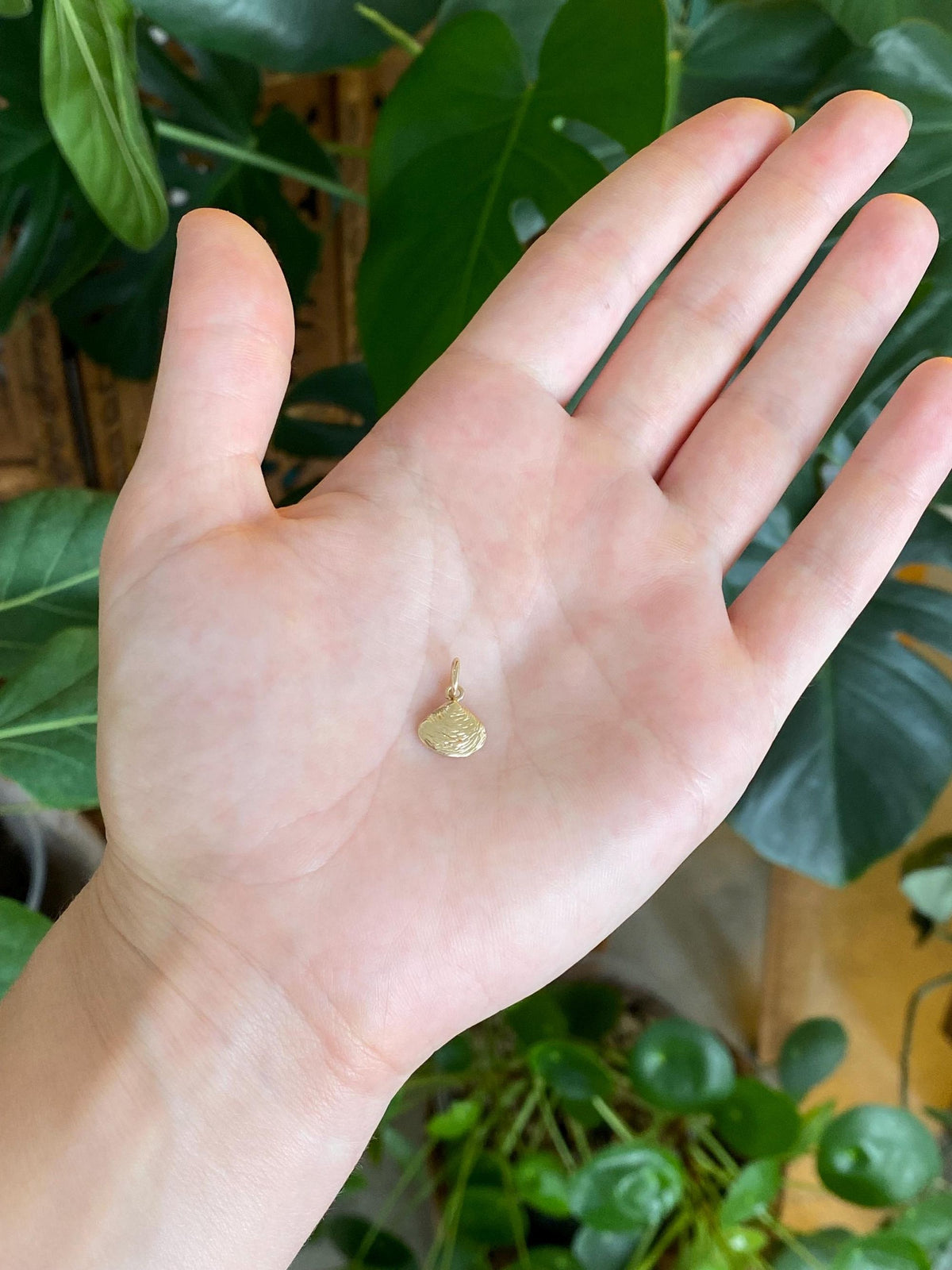 Vintage Solid 14k Yellow Gold Shell Charm