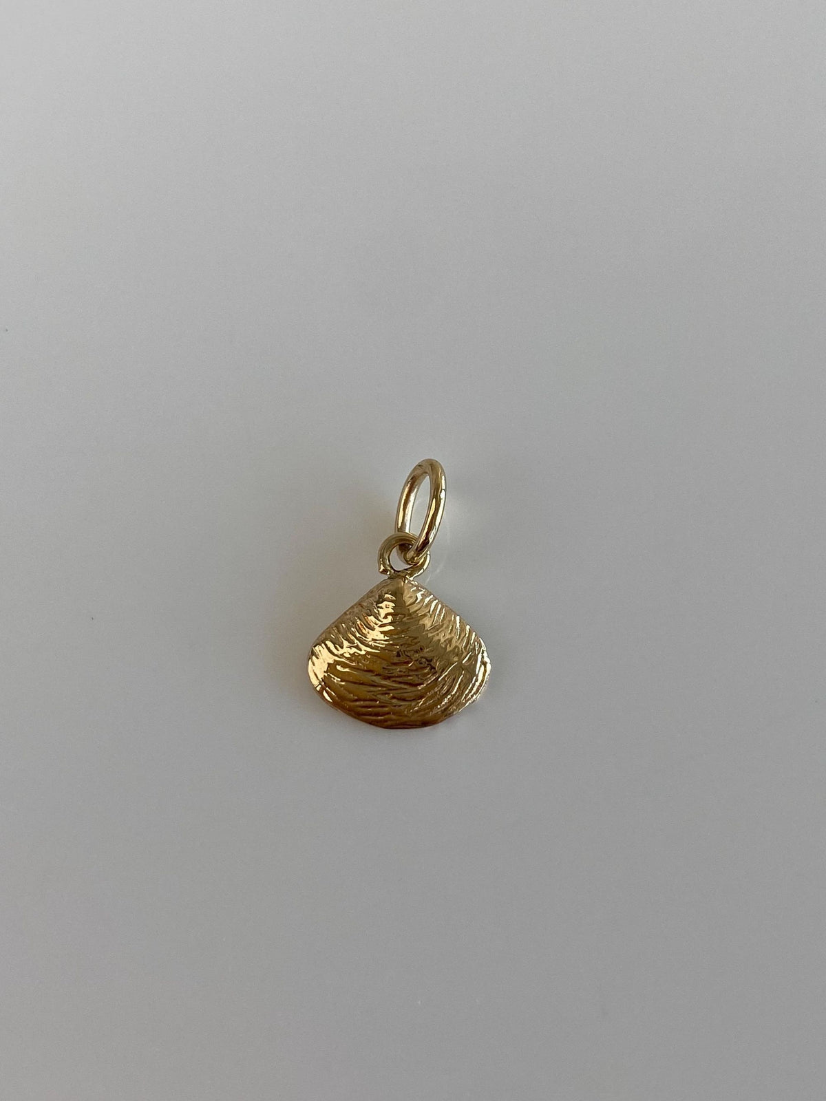 Vintage Solid 14k Yellow Gold Shell Charm