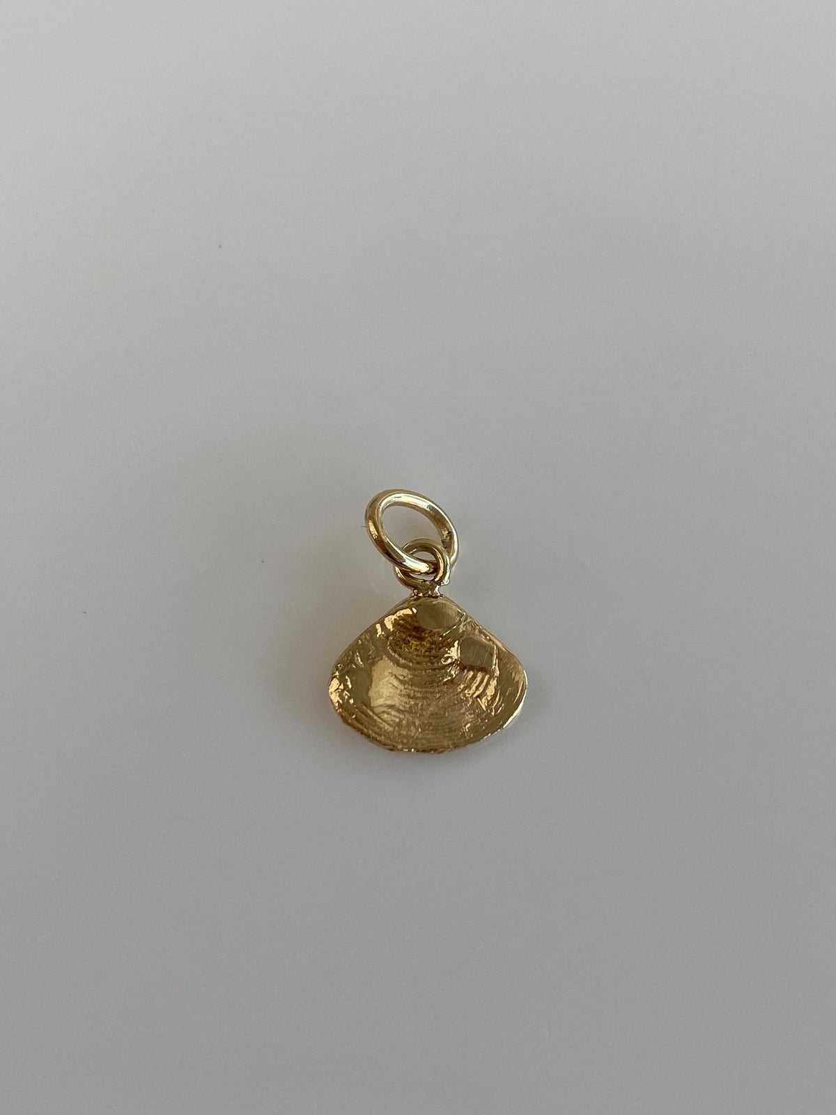 Vintage Solid 14k Yellow Gold Shell Charm