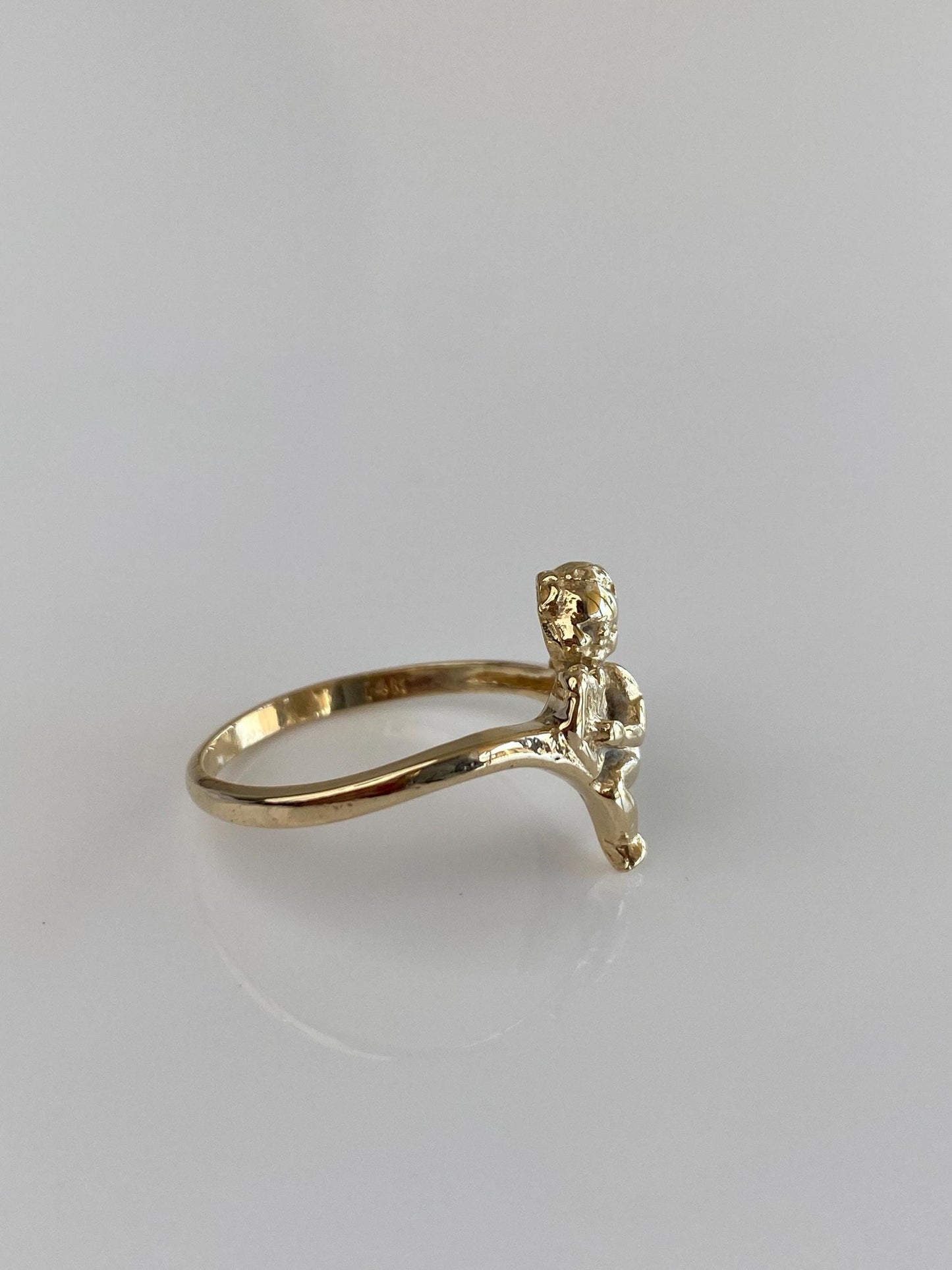 Vintage Solid 14k Yellow Gold Cupid Chevron Ring - Size 6.5