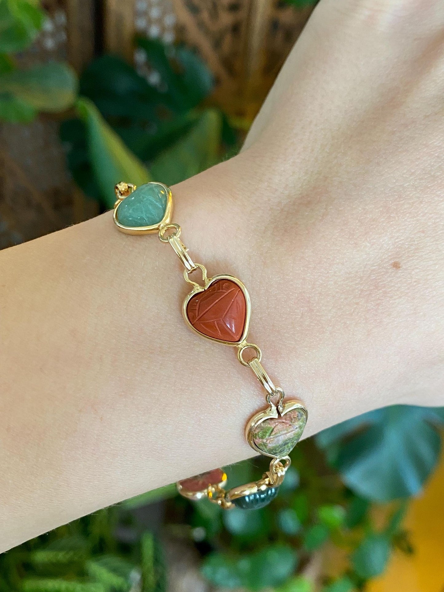 Vintage Solid 14k Yellow Gold Carved Scarab Heart Rhodolite Tigers Eye Jade Agate Green Chalcedony Red Agate Bracelet - 7.5 inches