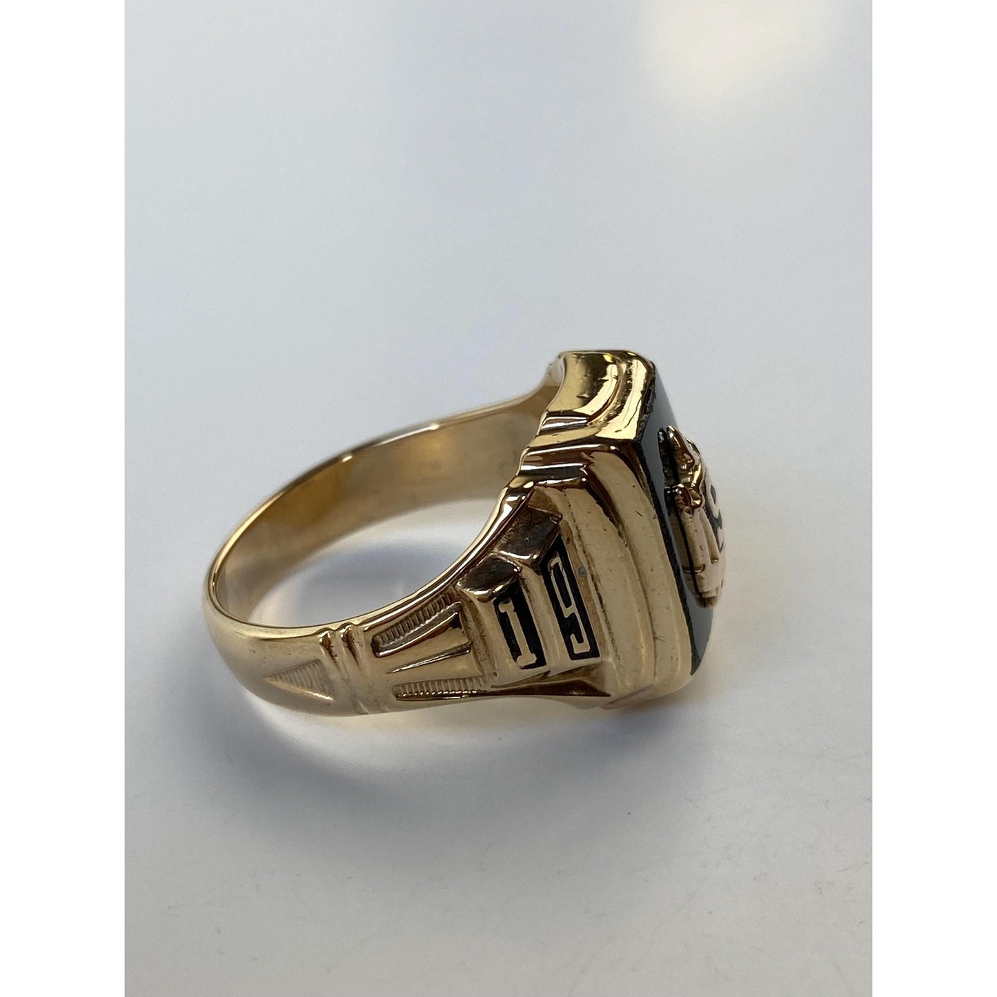 Vintage Solid 10k Yellow Gold Green Spinel 1970 Class Ring - Size 9.5