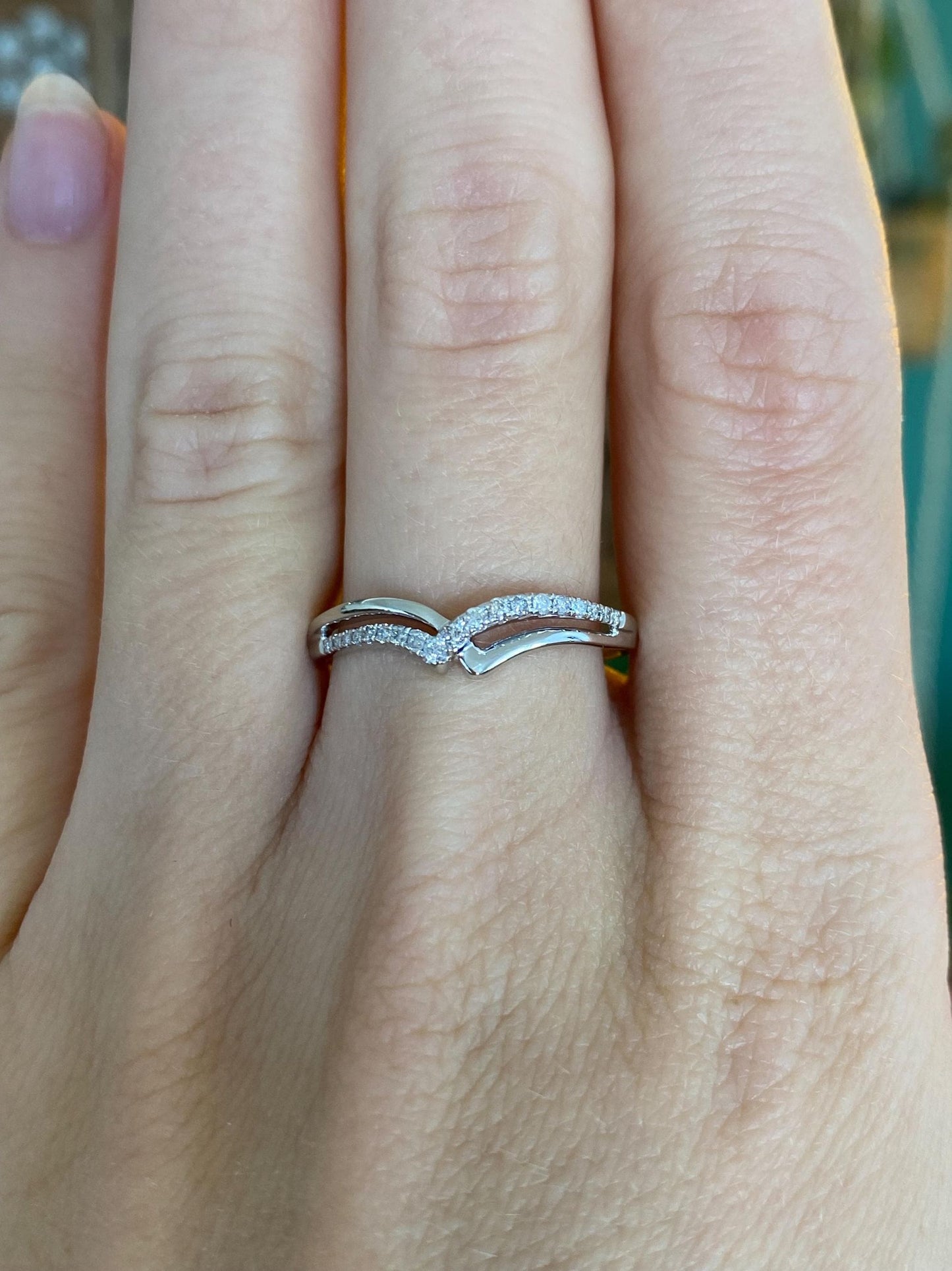 Vintage Solid 14k White Gold Diamond Chevron Ring - Size 8.75