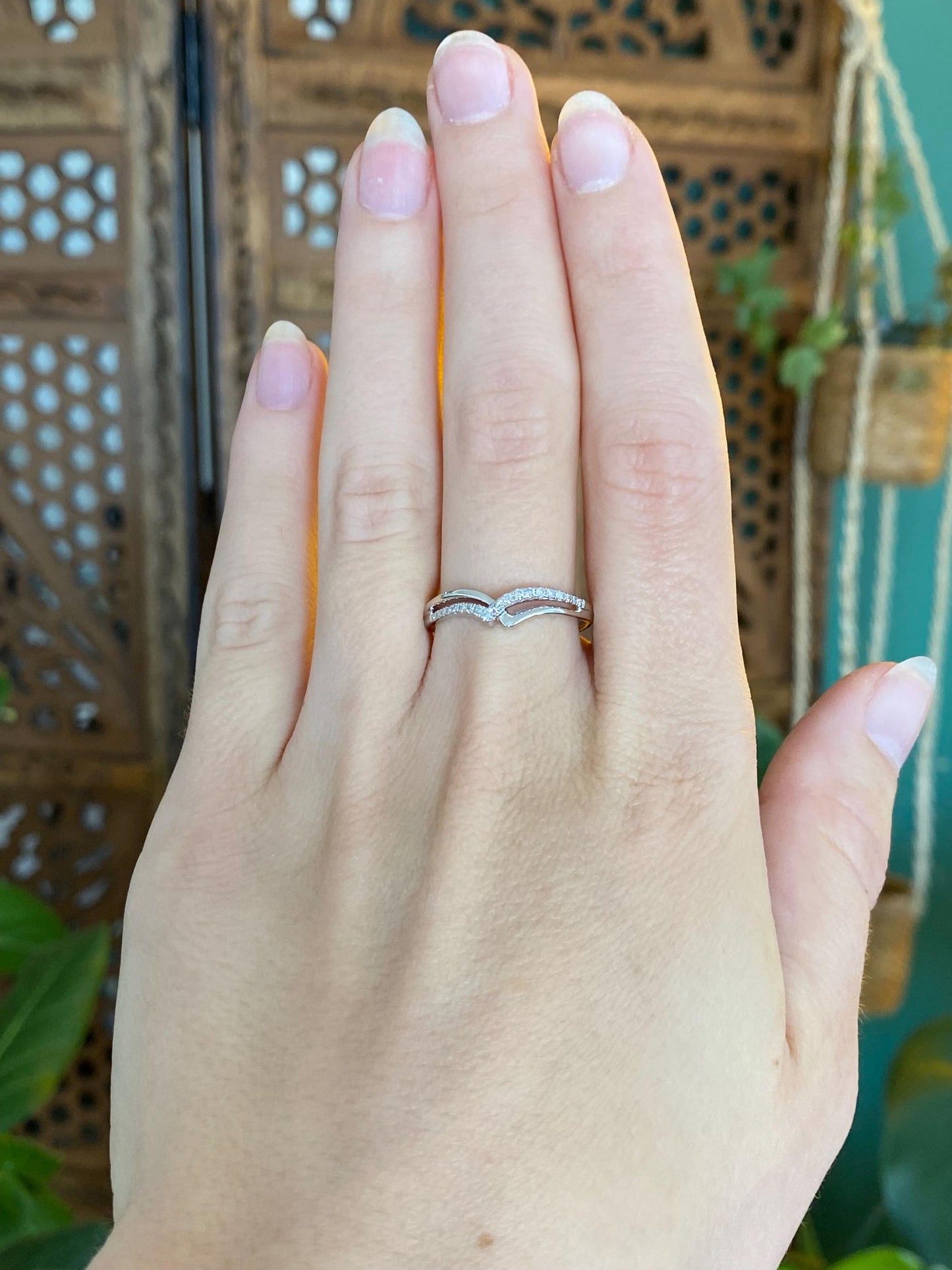 Vintage Solid 14k White Gold Diamond Chevron Ring - Size 8.75