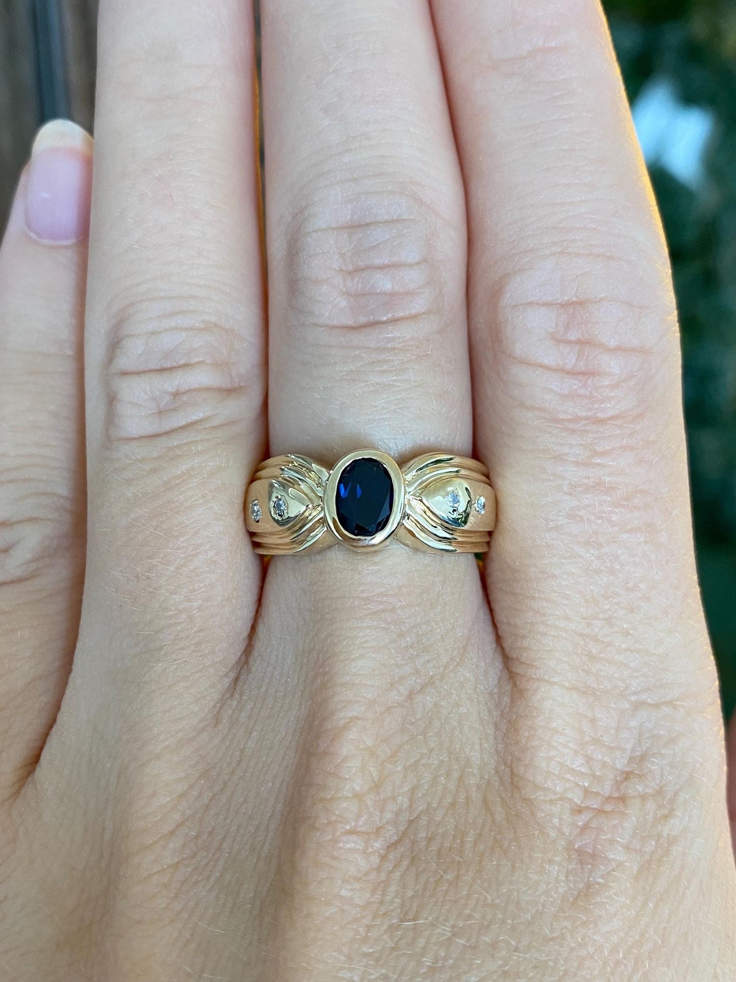 Vintage Solid 14k Yellow Gold Blue Sapphire Diamond Lined Design Ring - Size 6.75