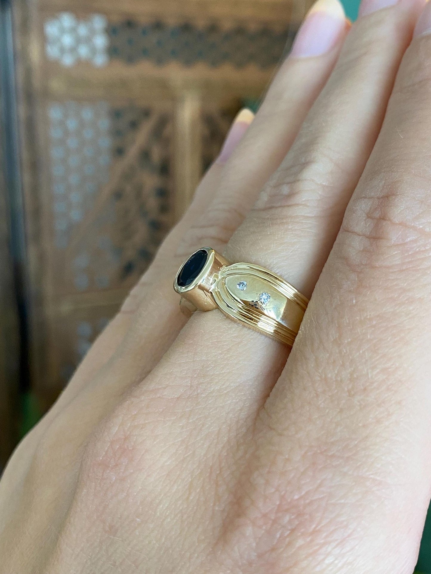 Vintage Solid 14k Yellow Gold Blue Sapphire Diamond Lined Design Ring - Size 6.75
