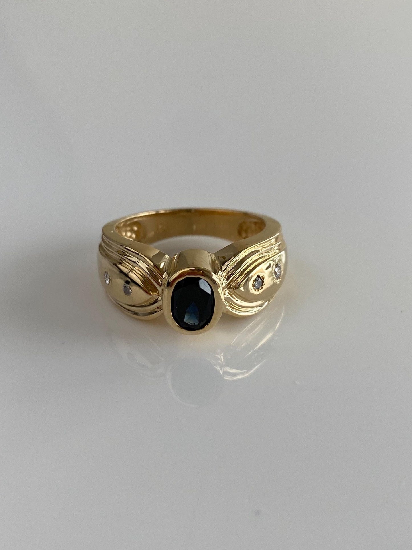 Vintage Solid 14k Yellow Gold Blue Sapphire Diamond Lined Design Ring - Size 6.75