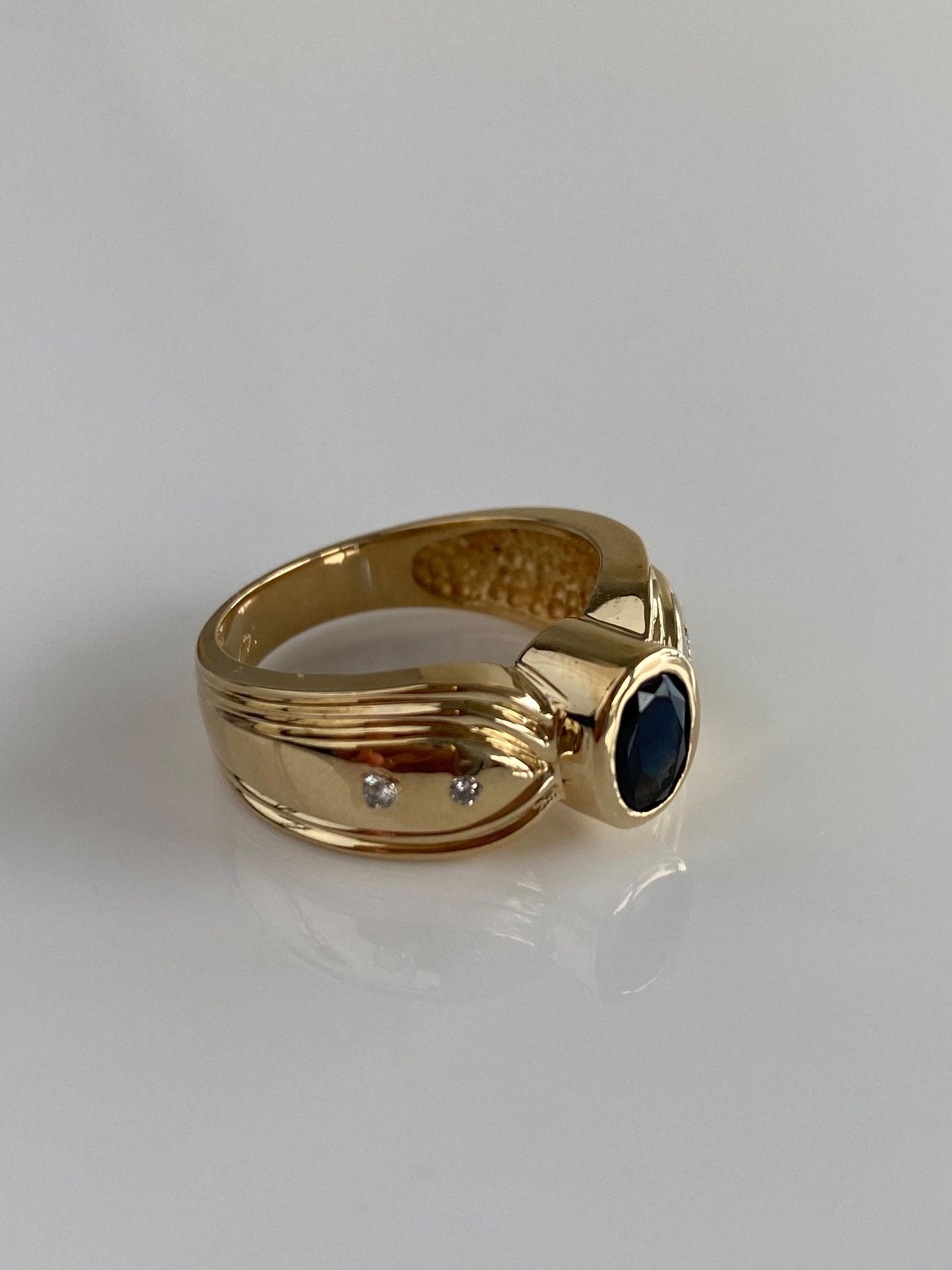Vintage Solid 14k Yellow Gold Blue Sapphire Diamond Lined Design Ring - Size 6.75